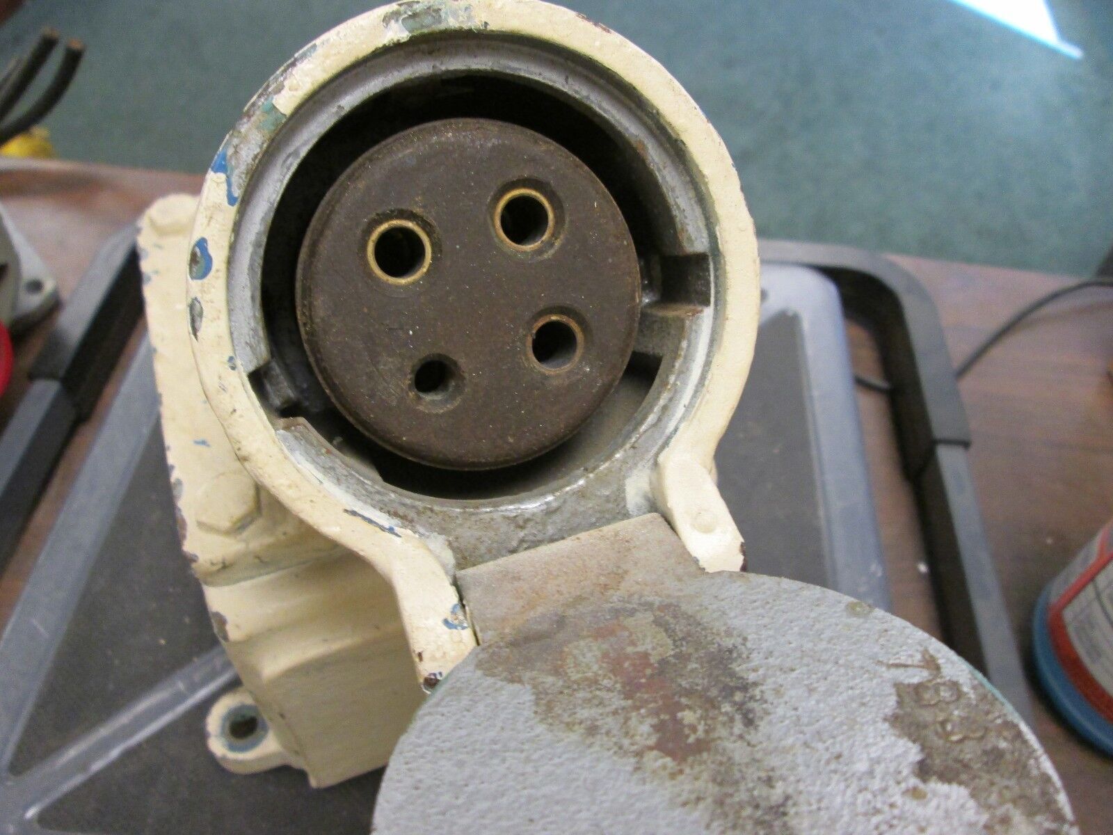 Russellstoll Receptacle w/ Base 60A 440V 3P 4W