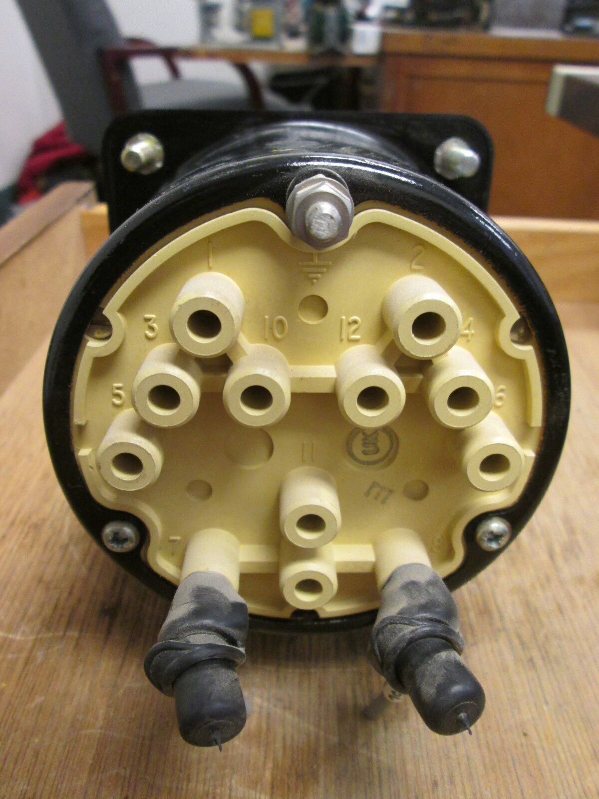 Crompton Voltmeter VA-RSSJ Range: 250V Scale: 0-600V Used