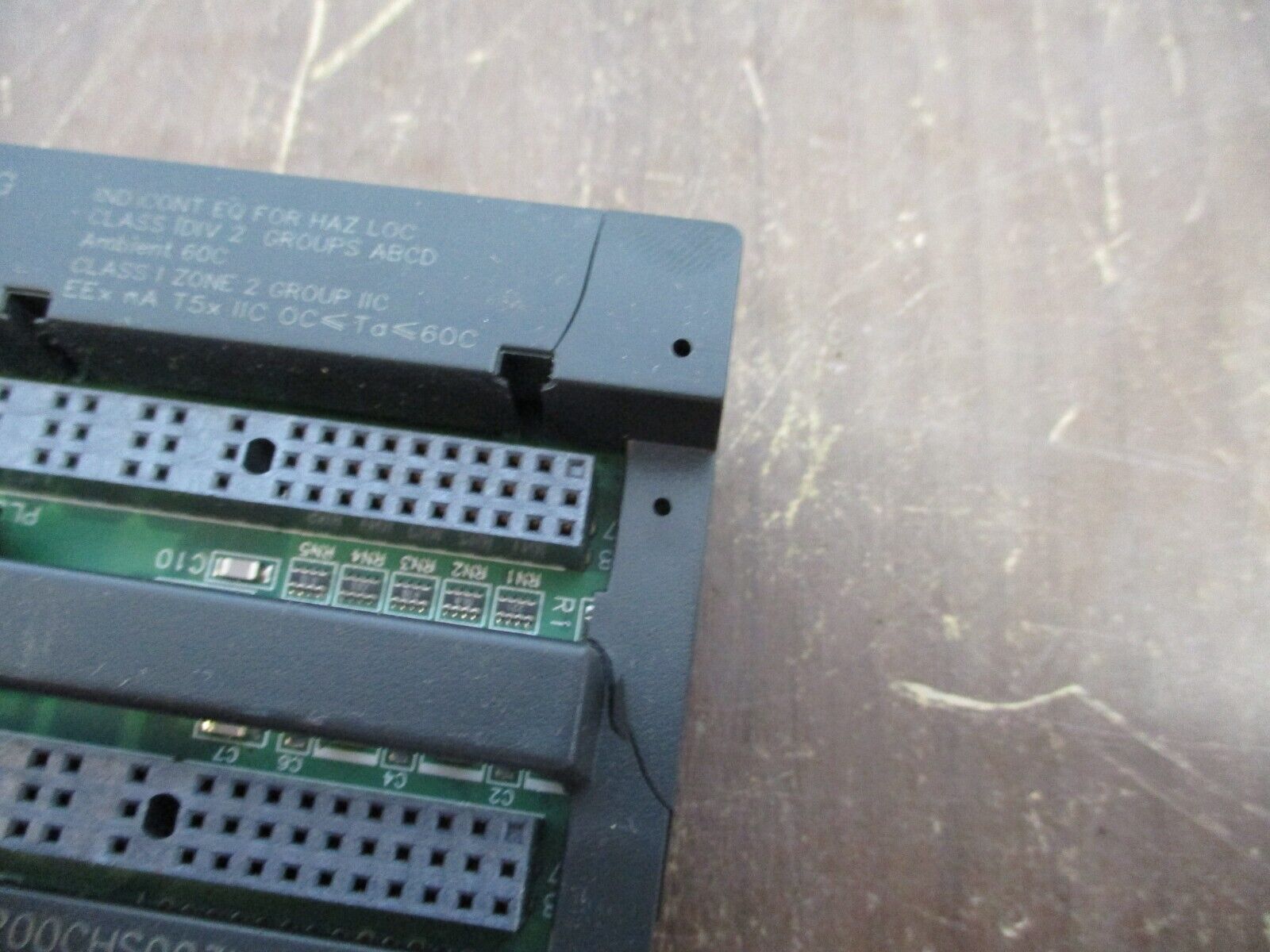 GE VersaMax I/O Carrier IC200CHS003H Connector Style *Cracked* & *Chipped* Used