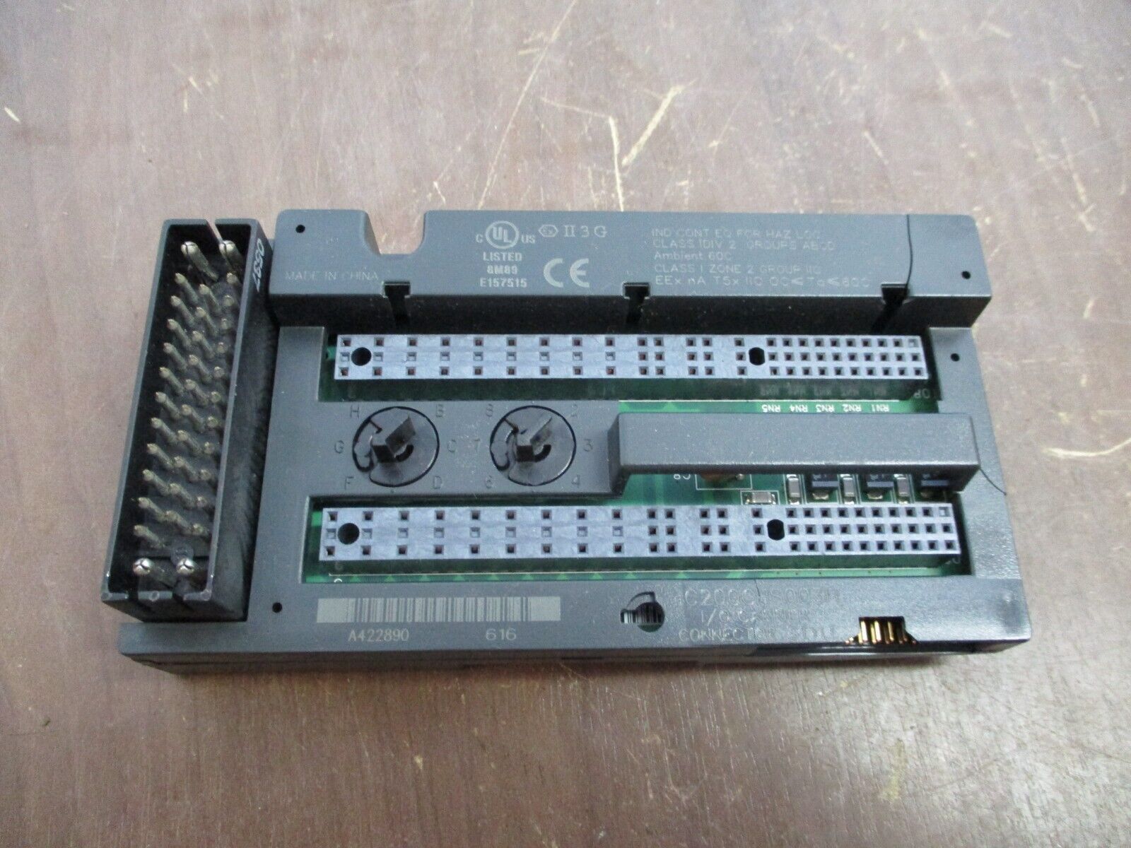 GE VersaMax I/O Carrier IC200CHS003H Connector Style *Cracked* & *Chipped* Used