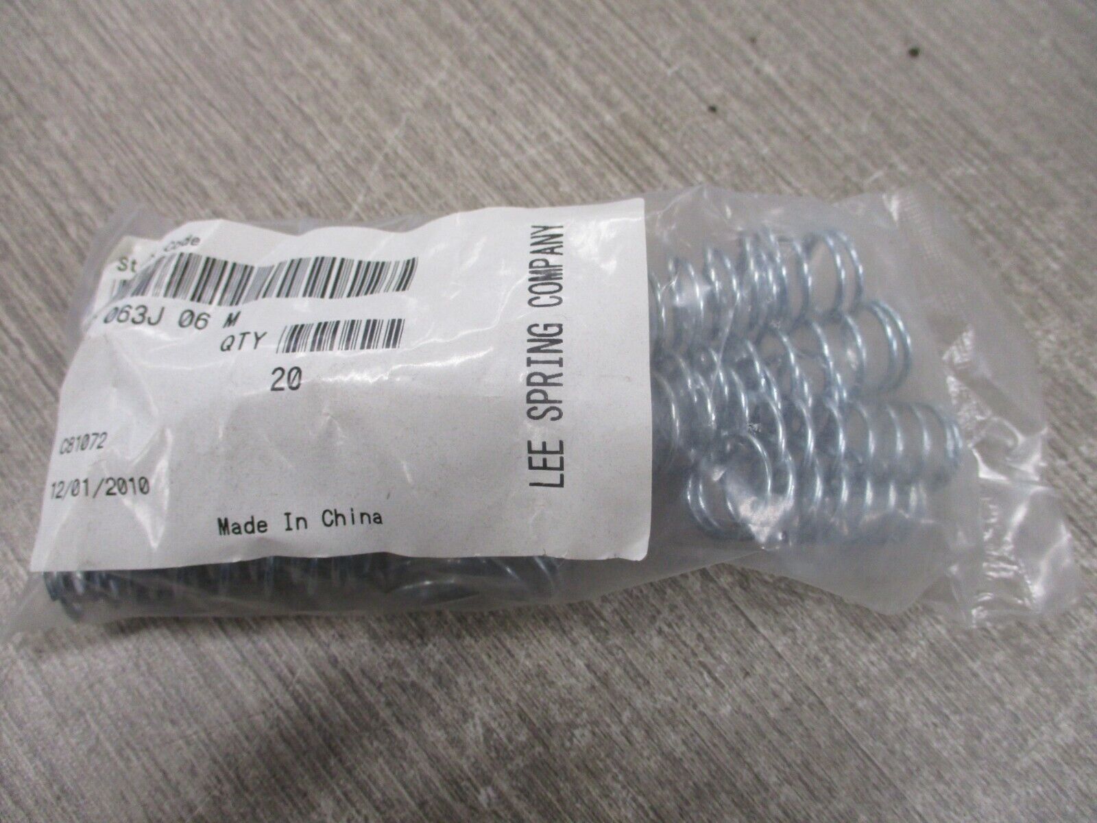 Lee Spring Company Helical Compression Spring LC 063J 06 M New Surplus