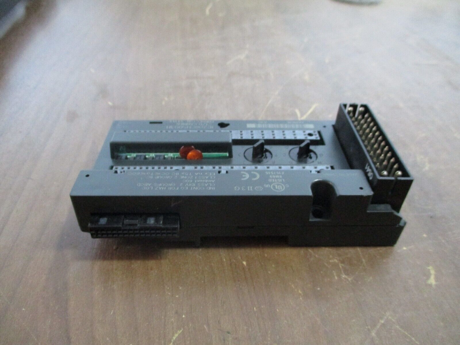 GE VersaMax I/O Carrier IC200CHS003H Connector Style *Broken Corner* Used