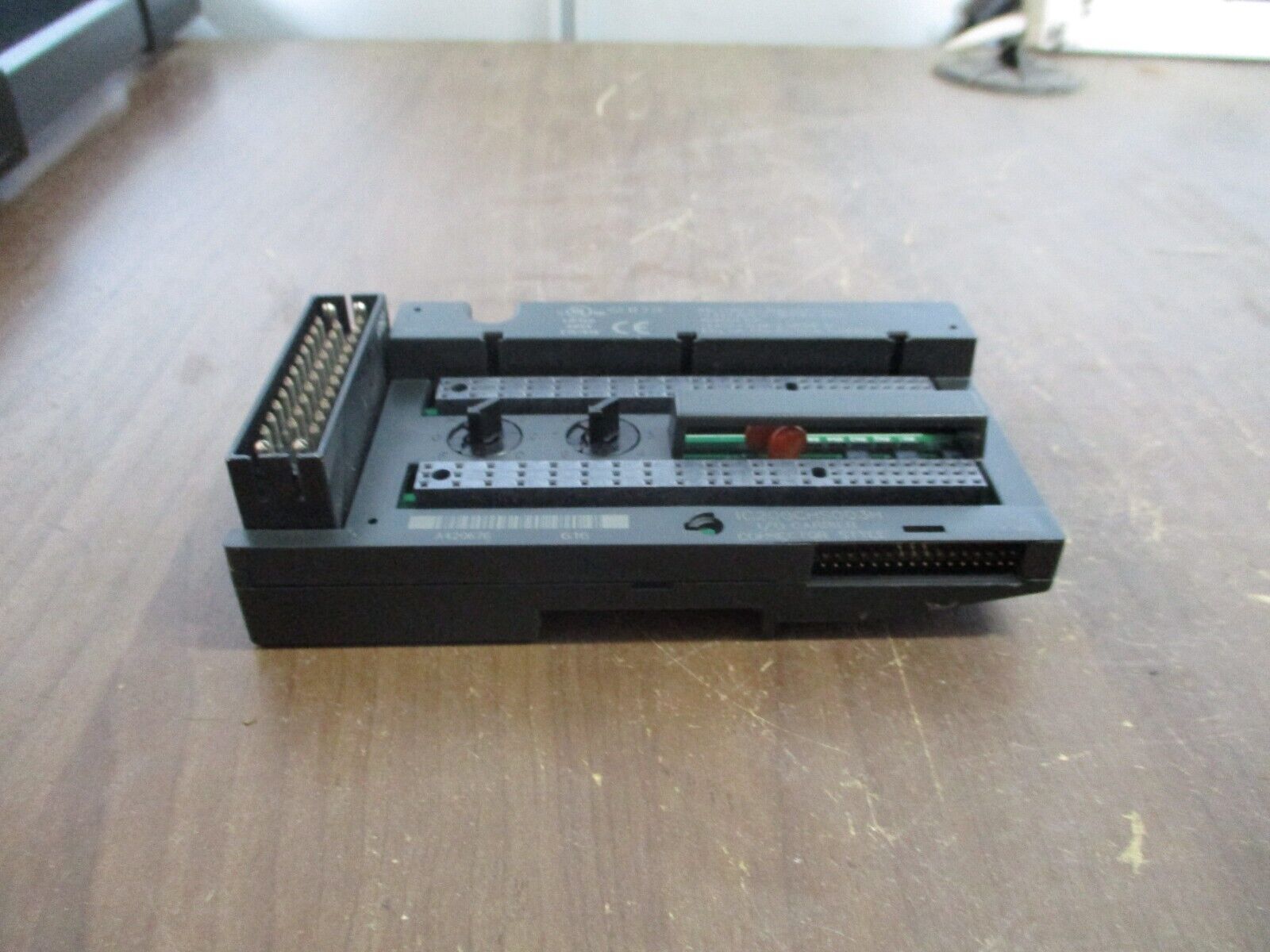 GE VersaMax I/O Carrier IC200CHS003H Connector Style *Broken Corner* Used