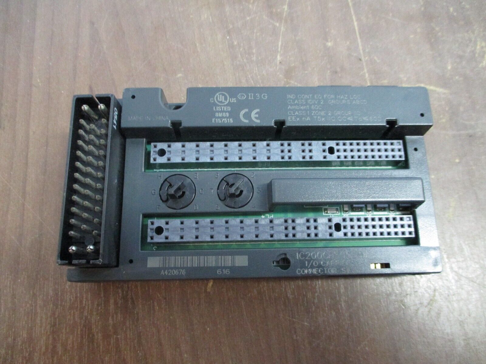 GE VersaMax I/O Carrier IC200CHS003H Connector Style *Broken Corner* Used