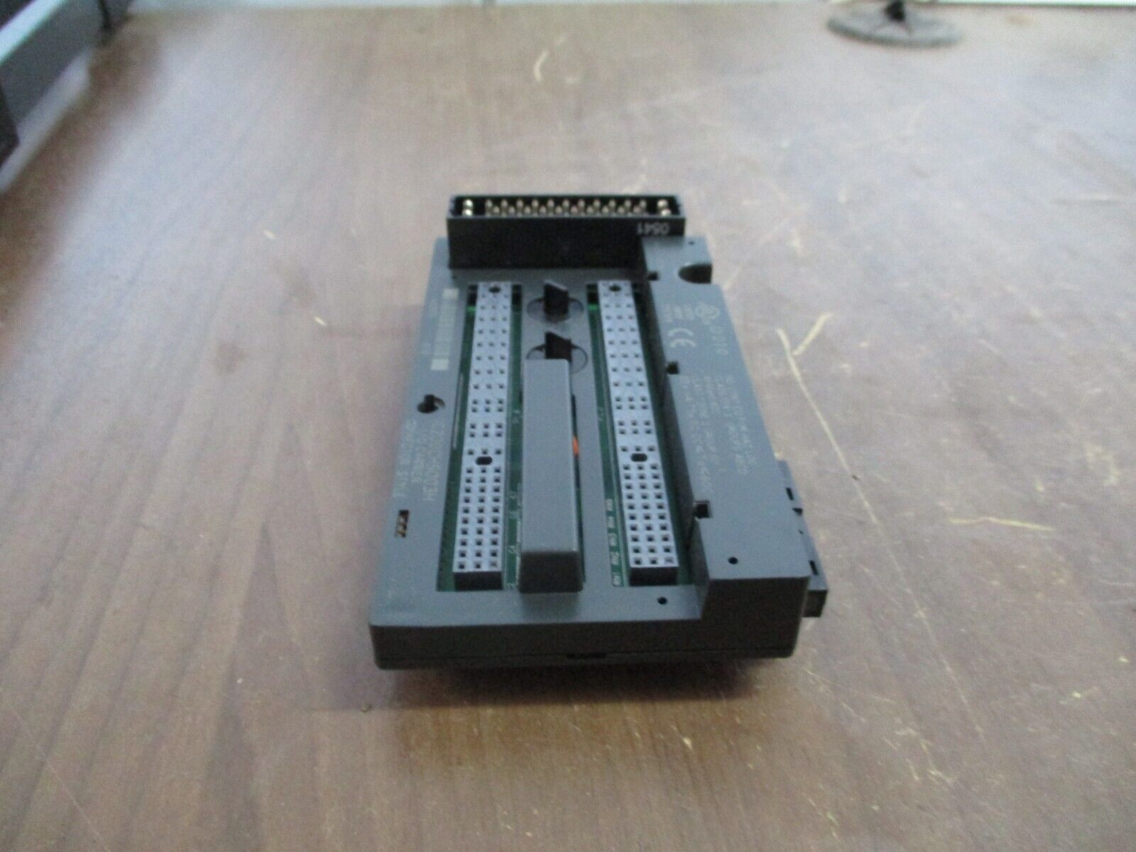 GE VersaMax I/O Carrier IC200CHS003H Connector Style *Broken Corner* Used