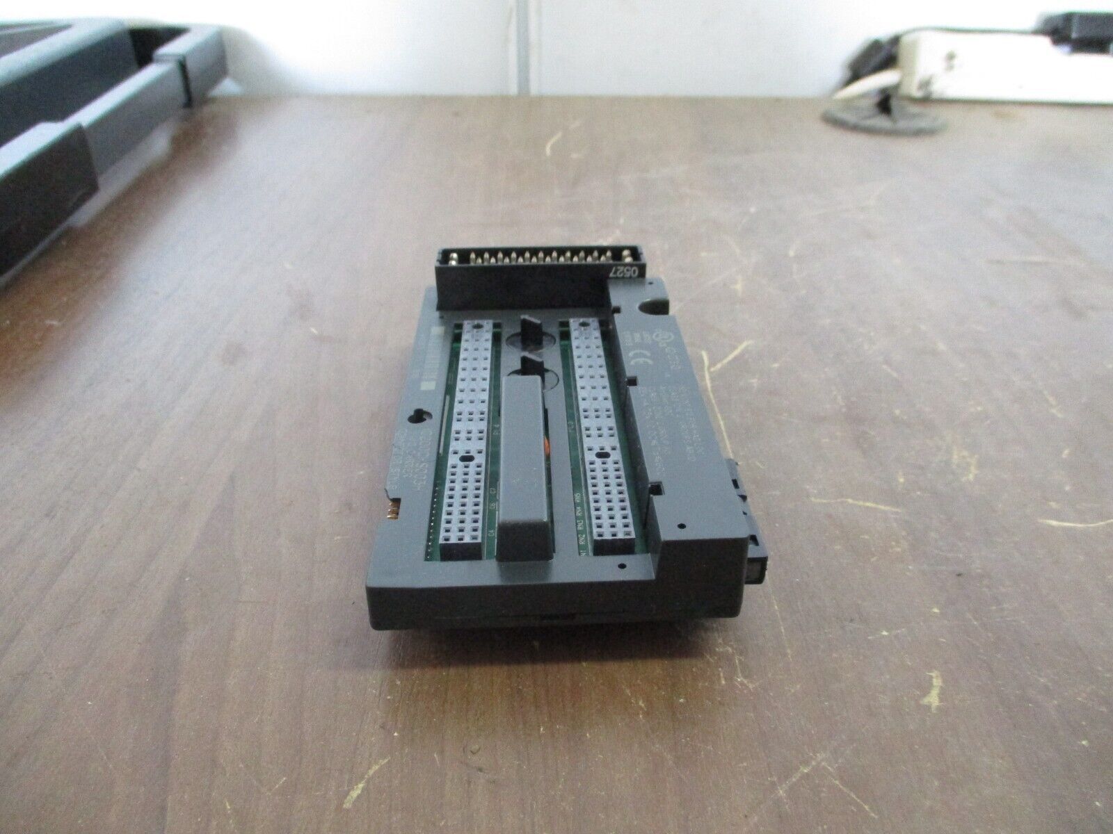 GE VersaMax I/O Carrier IC200CHS003H Connector Style *Broken Corner* *Chipped*