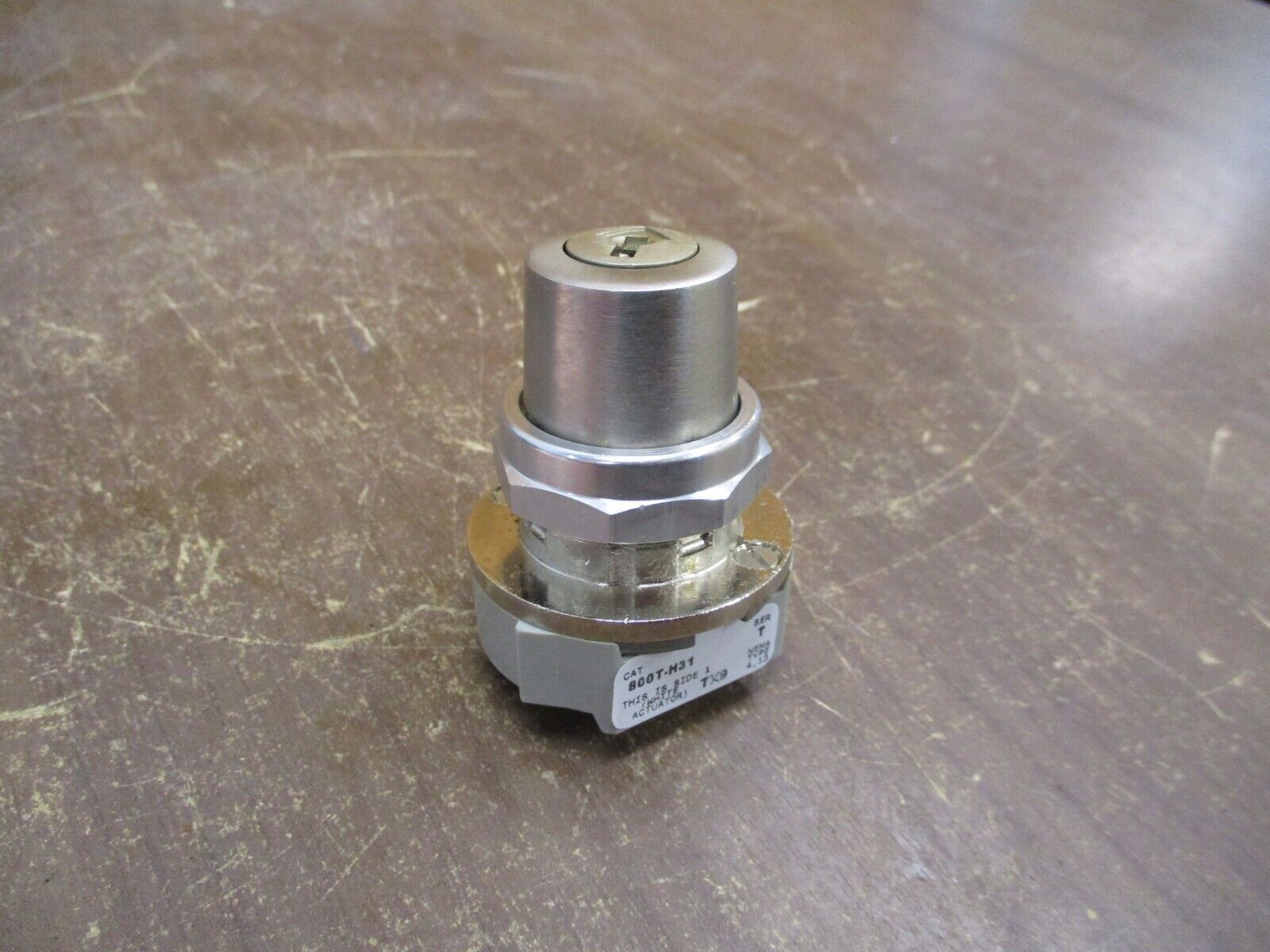 Allen-Bradley Cylinder Lock Switch 800T-N61KF4 Ser. T Nema 4, 13 *No Key* Used