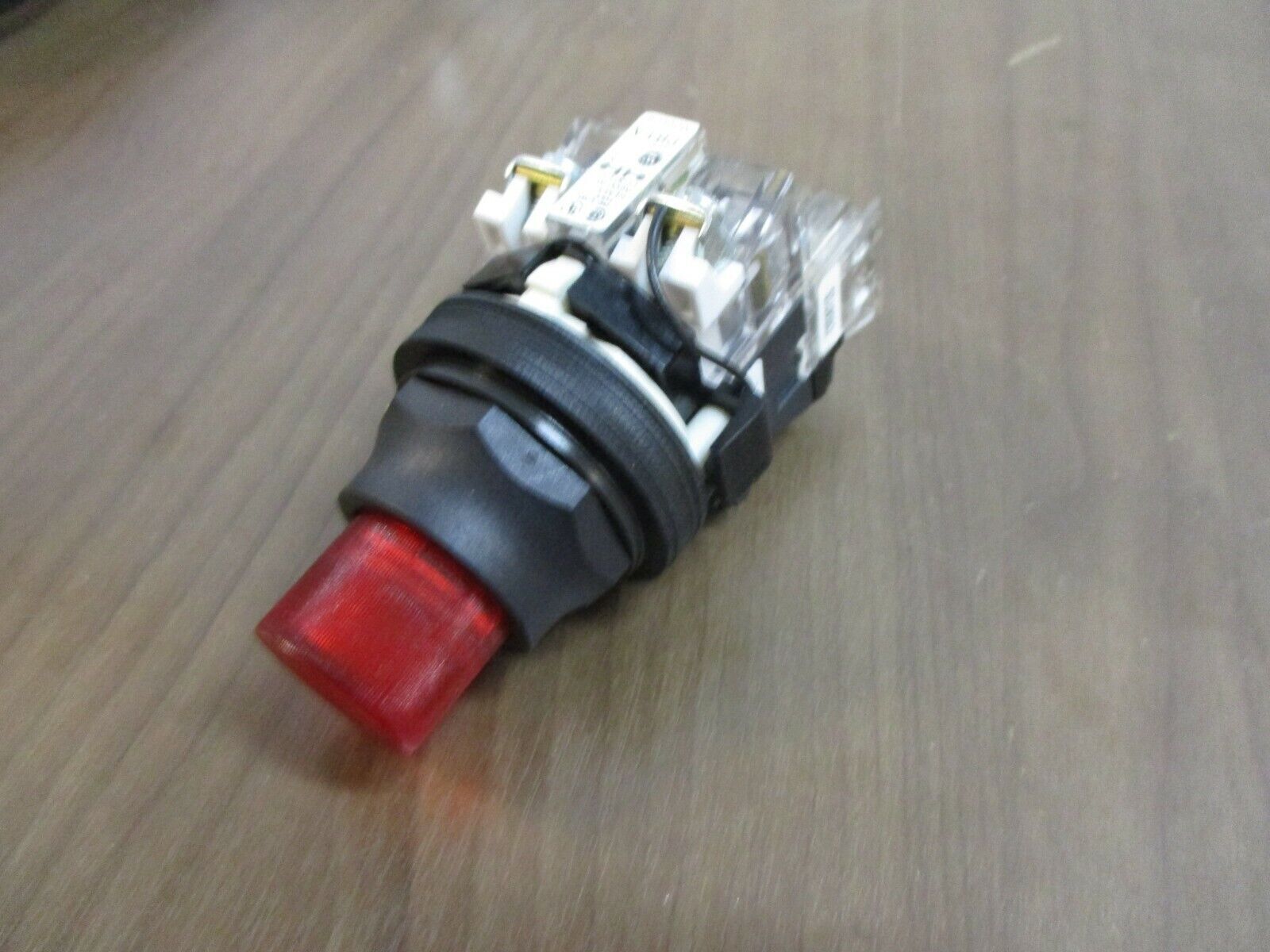 Westinghouse Corrosion Resistant Oil-Tite Full Voltage Push to Test Light