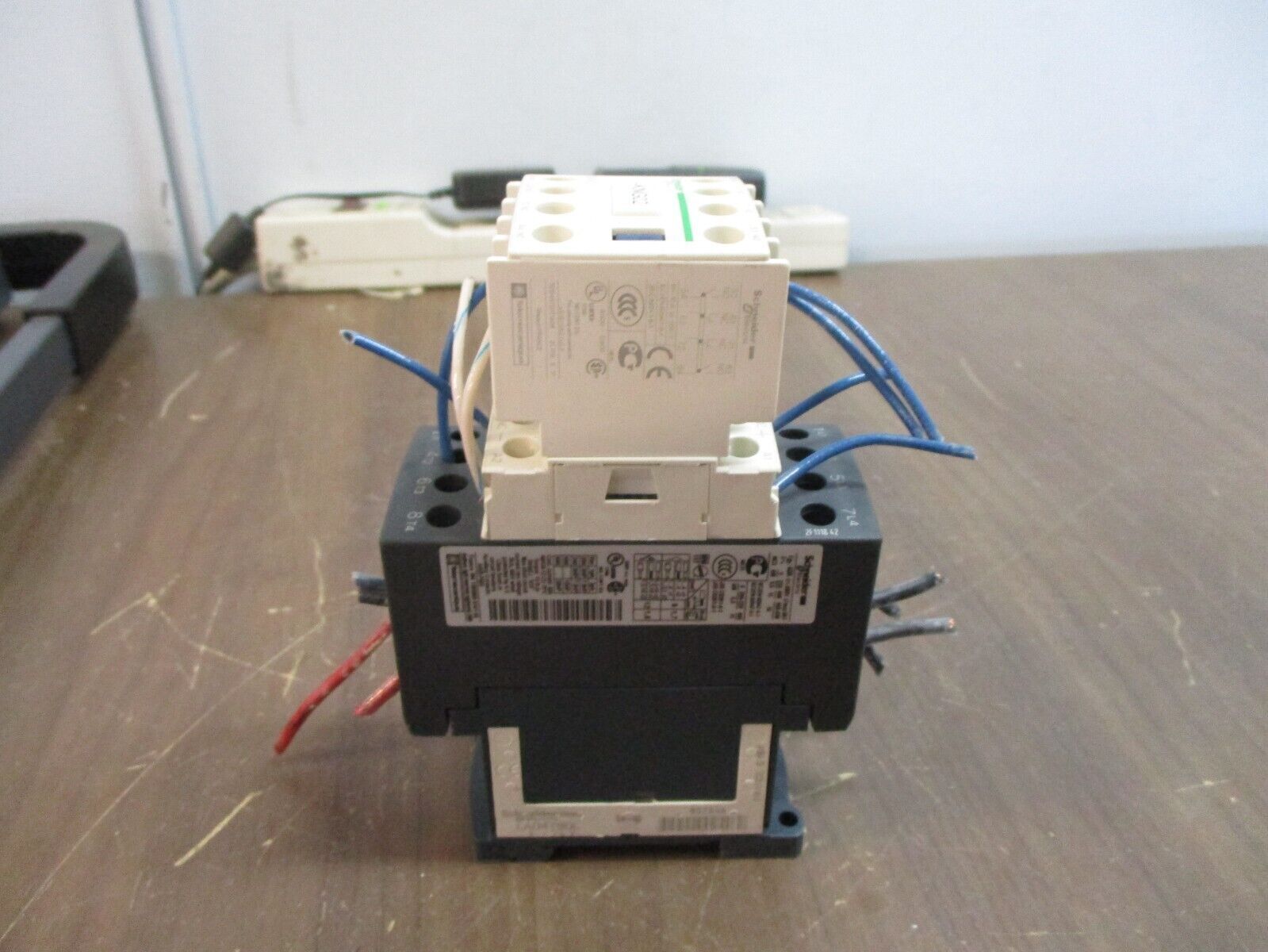 Schneider Electric Contactor LC1DT40 BL 24VDC Coil w/ Aux Contact Block Used