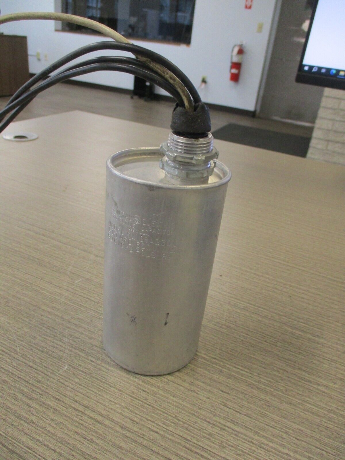 GE Protective Capacitor 9L18BAB301 650V 60Hz 3P. Used.