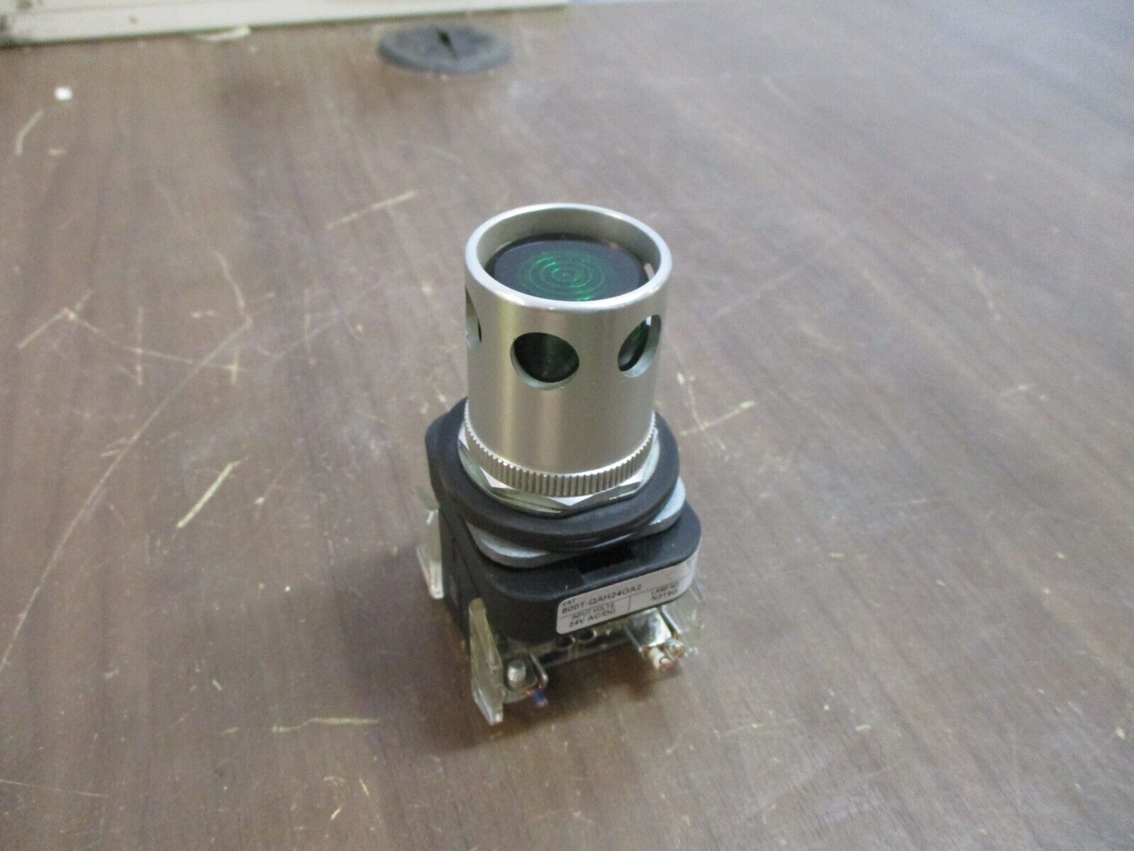 Allen-Bradley Illuminated Push Button 800T-QAH24GA2 Ser. T Type 4, 13 Green Used