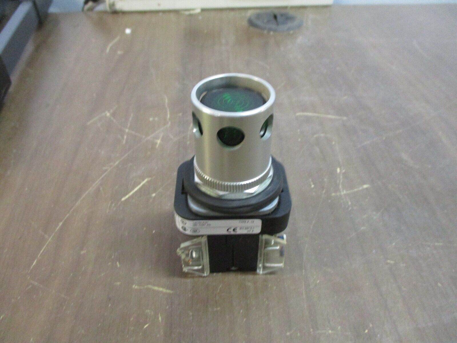 Allen-Bradley Illuminated Push Button 800T-QAH24GA2 Ser. T Type 4, 13 Green Used