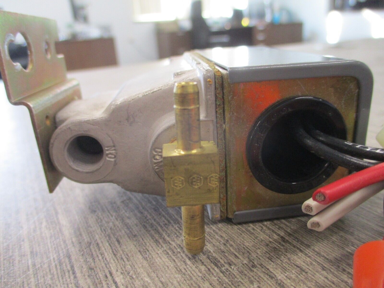 Johnson Controls Air Valve VIIHAA-109 110/120V 50/60Hz 6W 30PSI Used