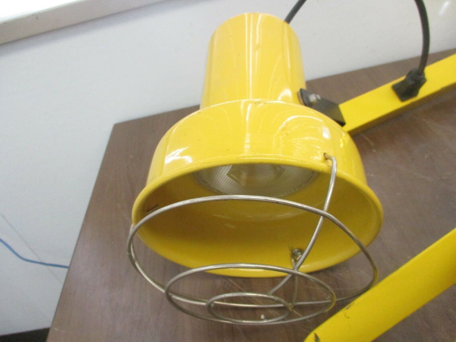 Fostoria Dock Light w/Arm DKL-40VA-A 120VAC 60Hz 10A Sliced Corner Off Plug Used