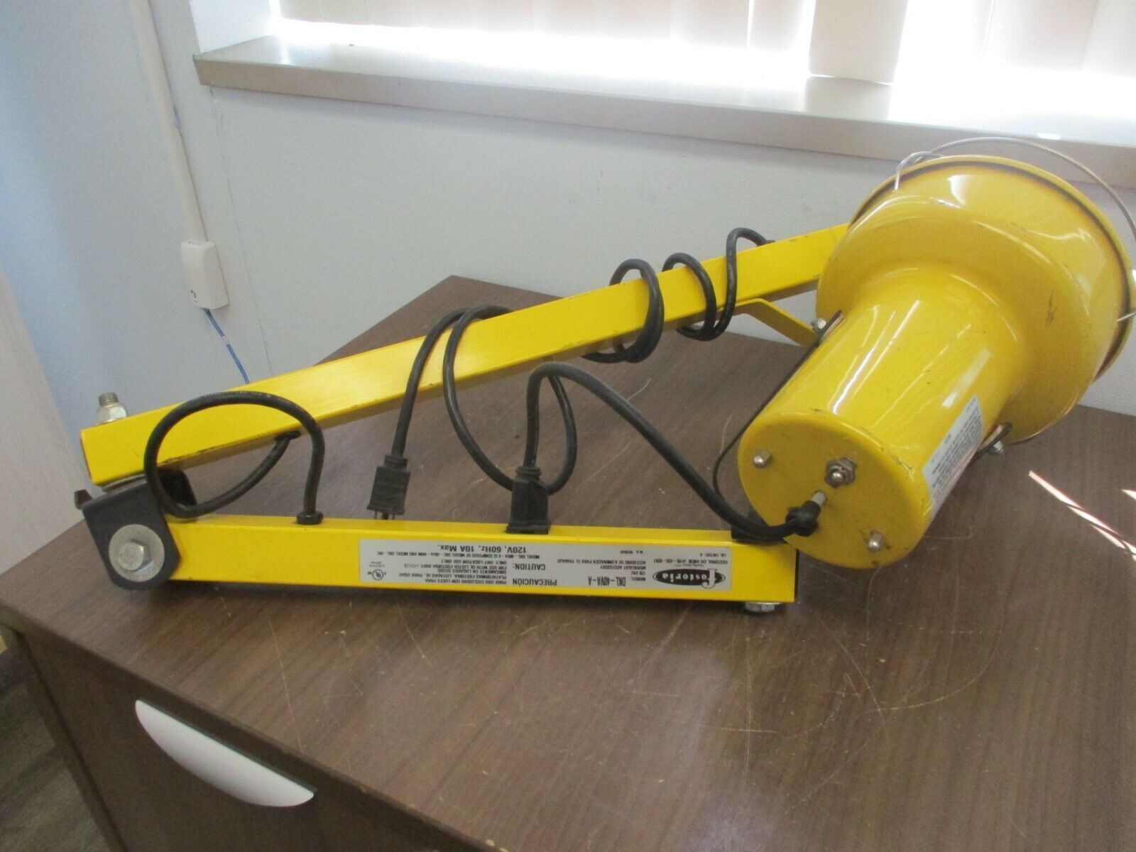 Fostoria Dock Light w/Arm DKL-40VA-A 120VAC 60Hz 10A Sliced Corner Off Plug Used