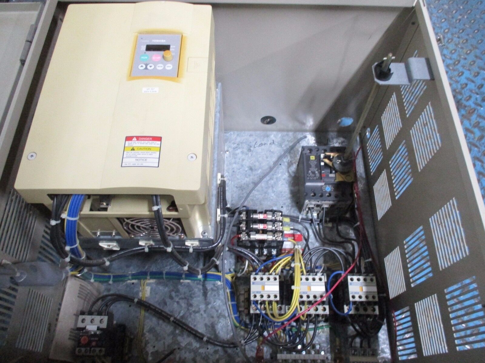 Toshiba Enclosed AC Drive w/ Disconnect 577.7-20-30K0 7.5HP Used