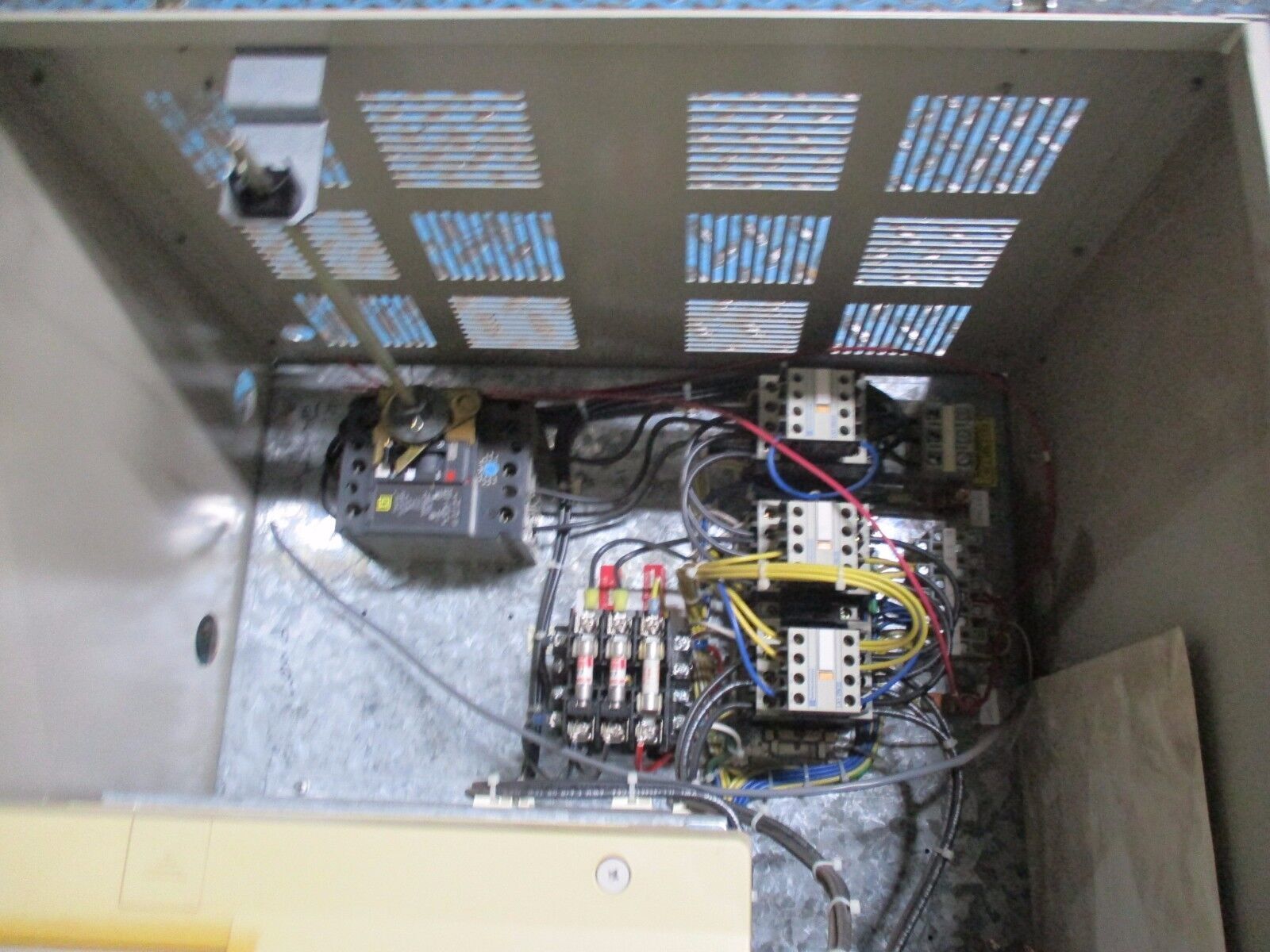 Toshiba Enclosed AC Drive w/ Disconnect 577.7-20-30K0 7.5HP Used