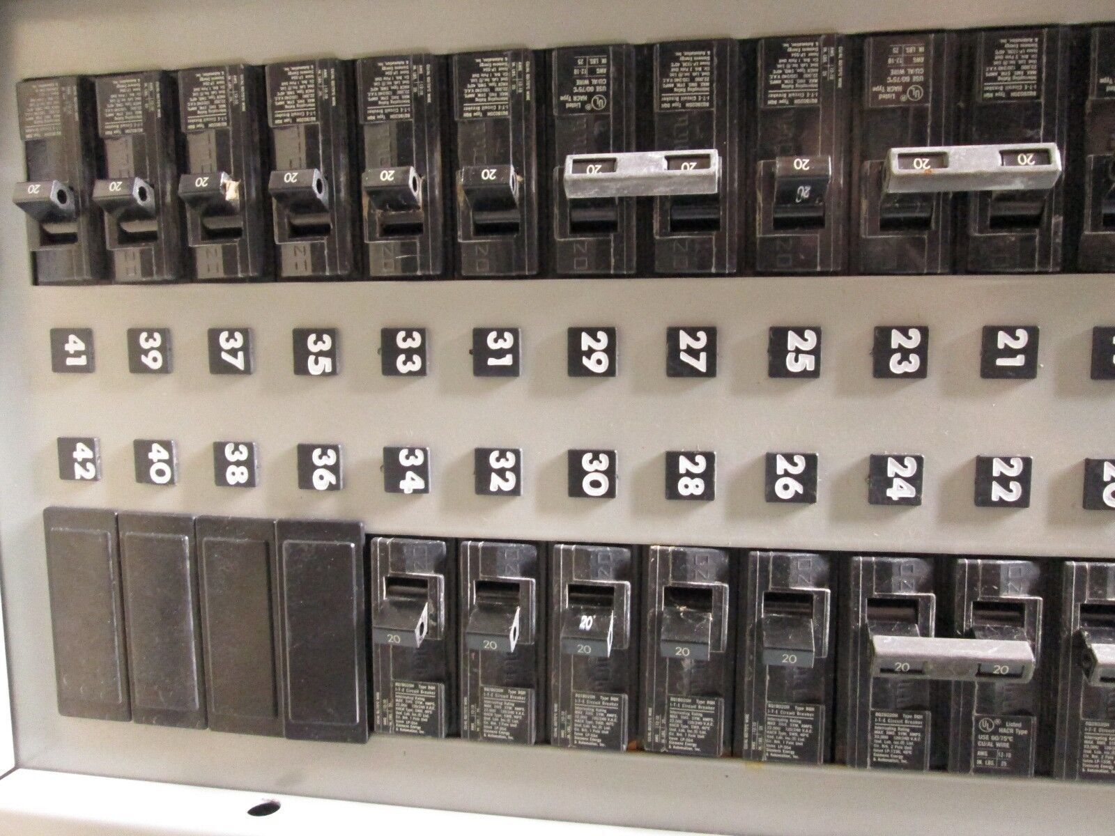 Siemens Main Lug Circuit Breaker Panel BG42ML4100STM 100A Max 208Y/120V 3Ph 4W