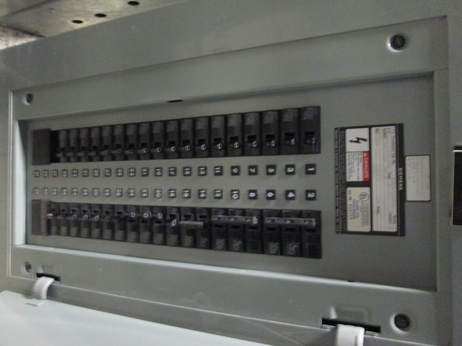 Siemens Main Lug Circuit Breaker Panel BG42ML4100STM 100A Max 208Y/120V 3Ph 4W