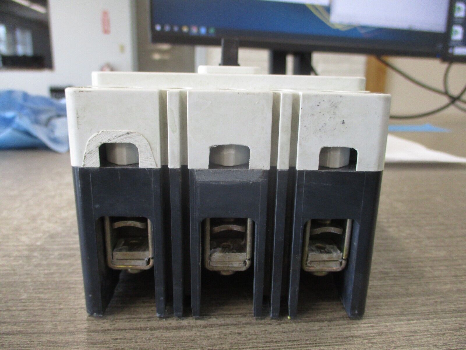 Cutler-Hammer Circuit Breaker HMCP015E0C 15A 600V 3P Used