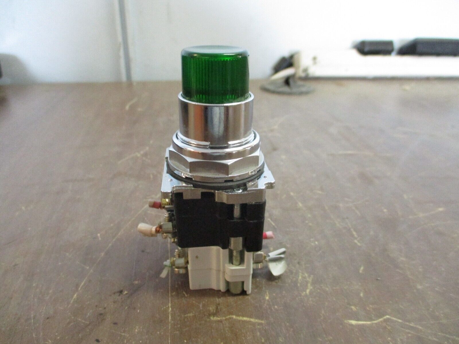 Cutler-Hammer Illuminated Push Button 10250T / 91000T Green Used