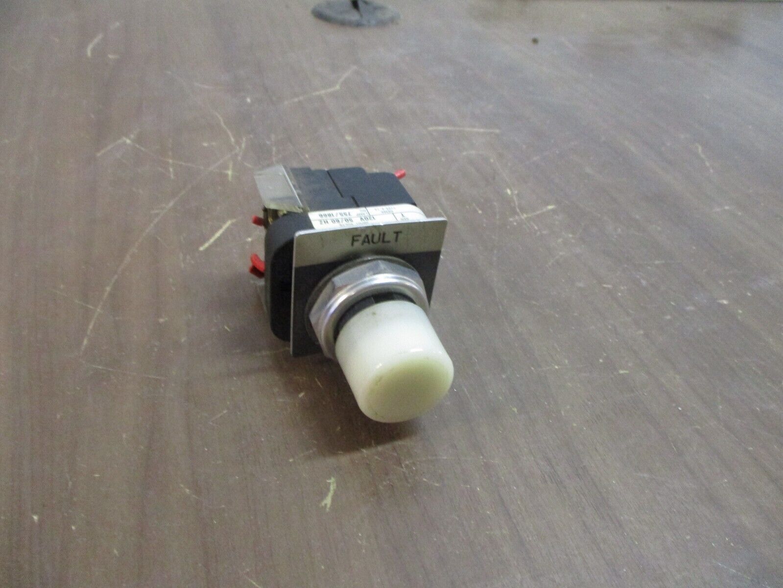 Allen-Bradley Illuminated Push Button 800T-PT16 120V 50/60Hz White Used