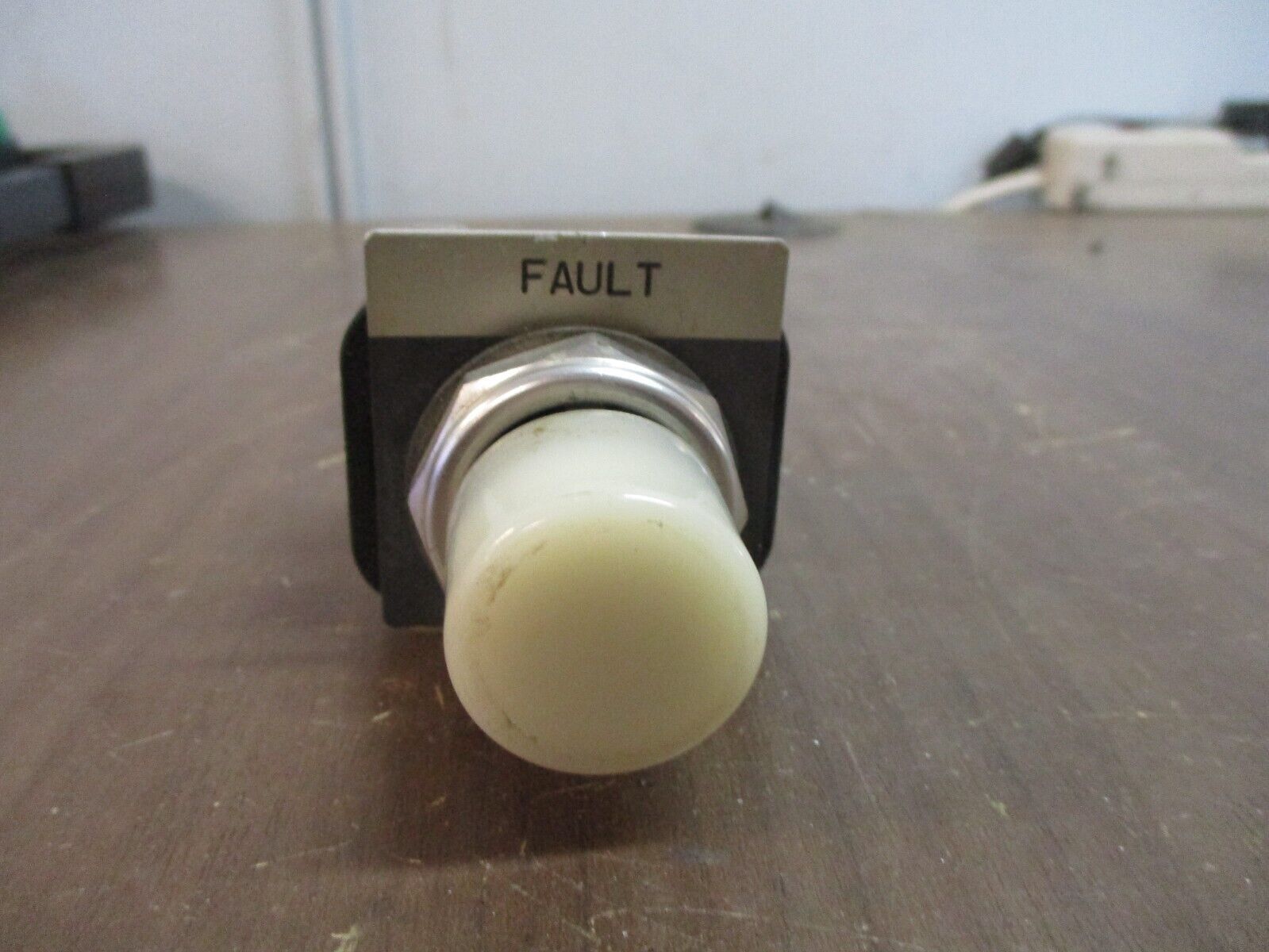 Allen-Bradley Illuminated Push Button 800T-PT16 120V 50/60Hz White Used