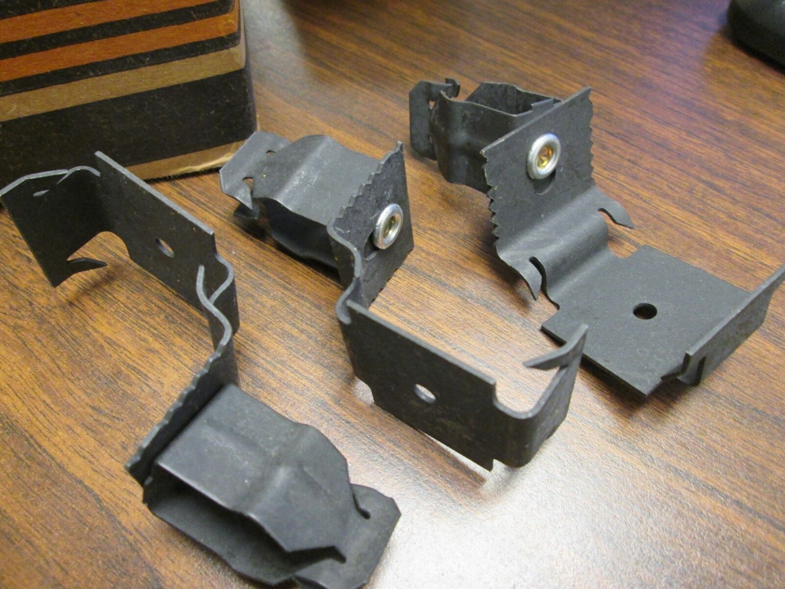 Cooper Fastener BP8B5 Box of 100 1/2" EMT For Studs New Surplus