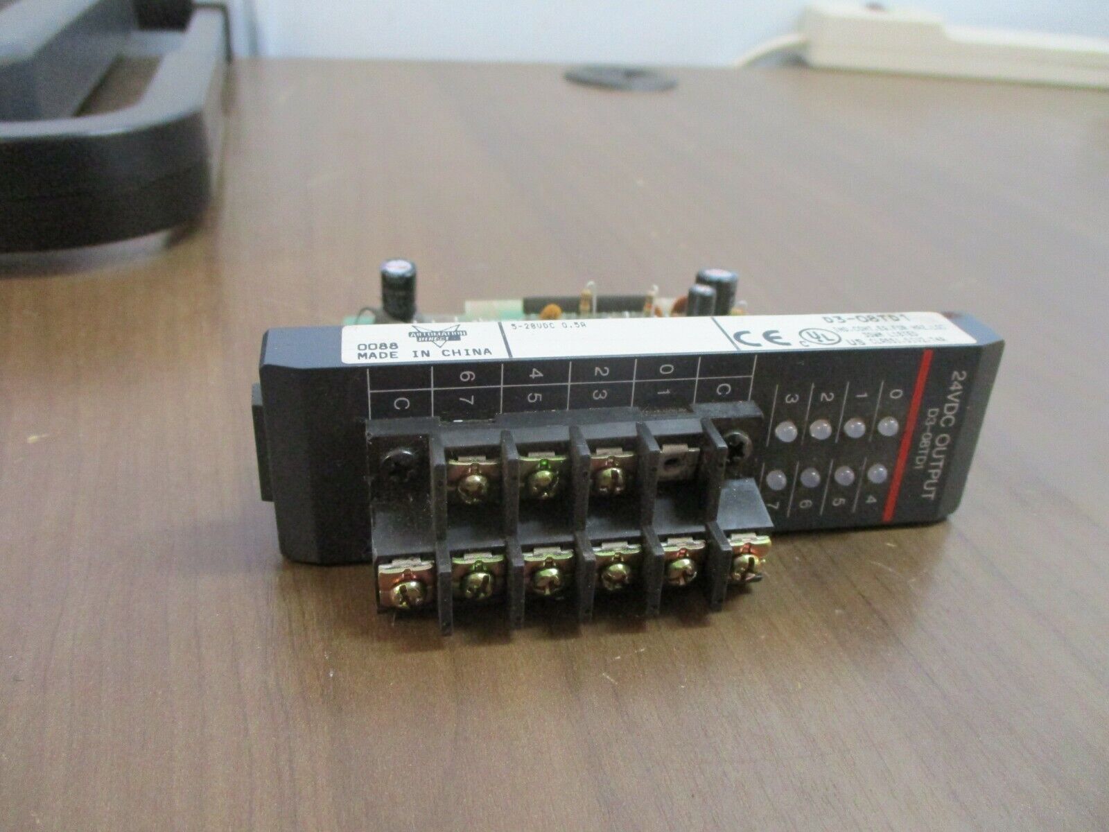 Automation Direct Output Module D3-08TD1 5-28VDC *Missing Terminal Cover*, Used