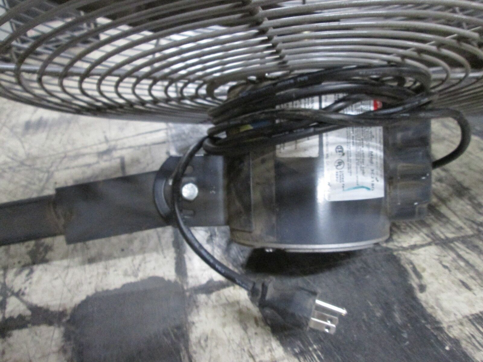 Dayton Exhaust Fan 3C218G 24" fan w/ mount Motor: 9BNN3B 1/4HP 115V 2.4A Used