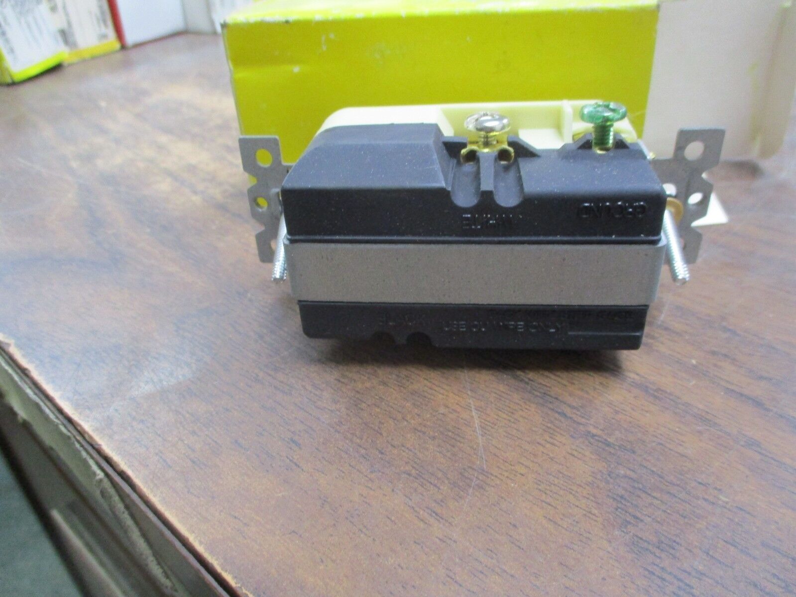 Hubbell Receptacle with Surge Supressor HBL5360IS 20A 125V New Surplus