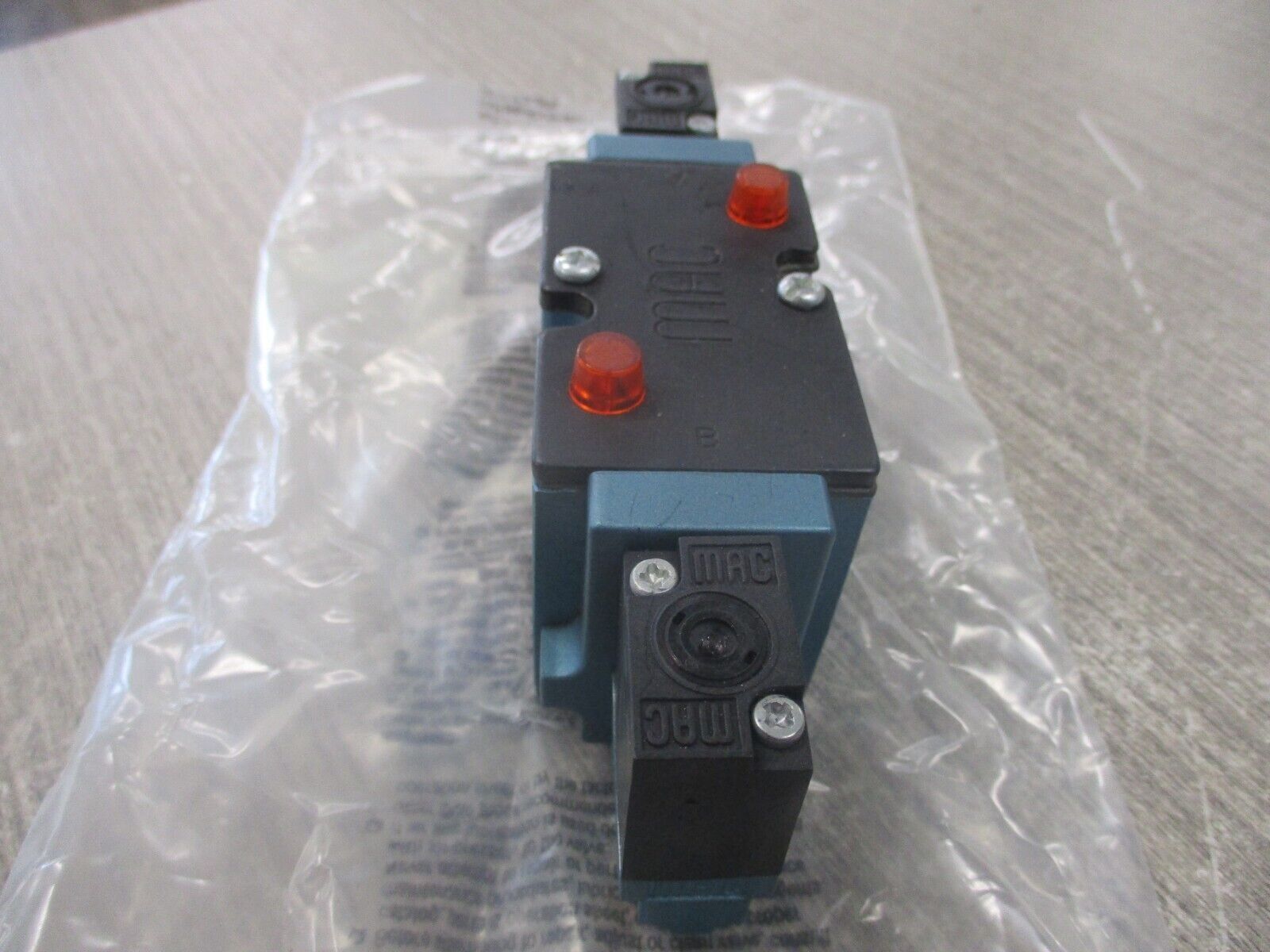 MAC Solenoid Valve 82A-BF-000-TU-DDAP-1DA New Surplus