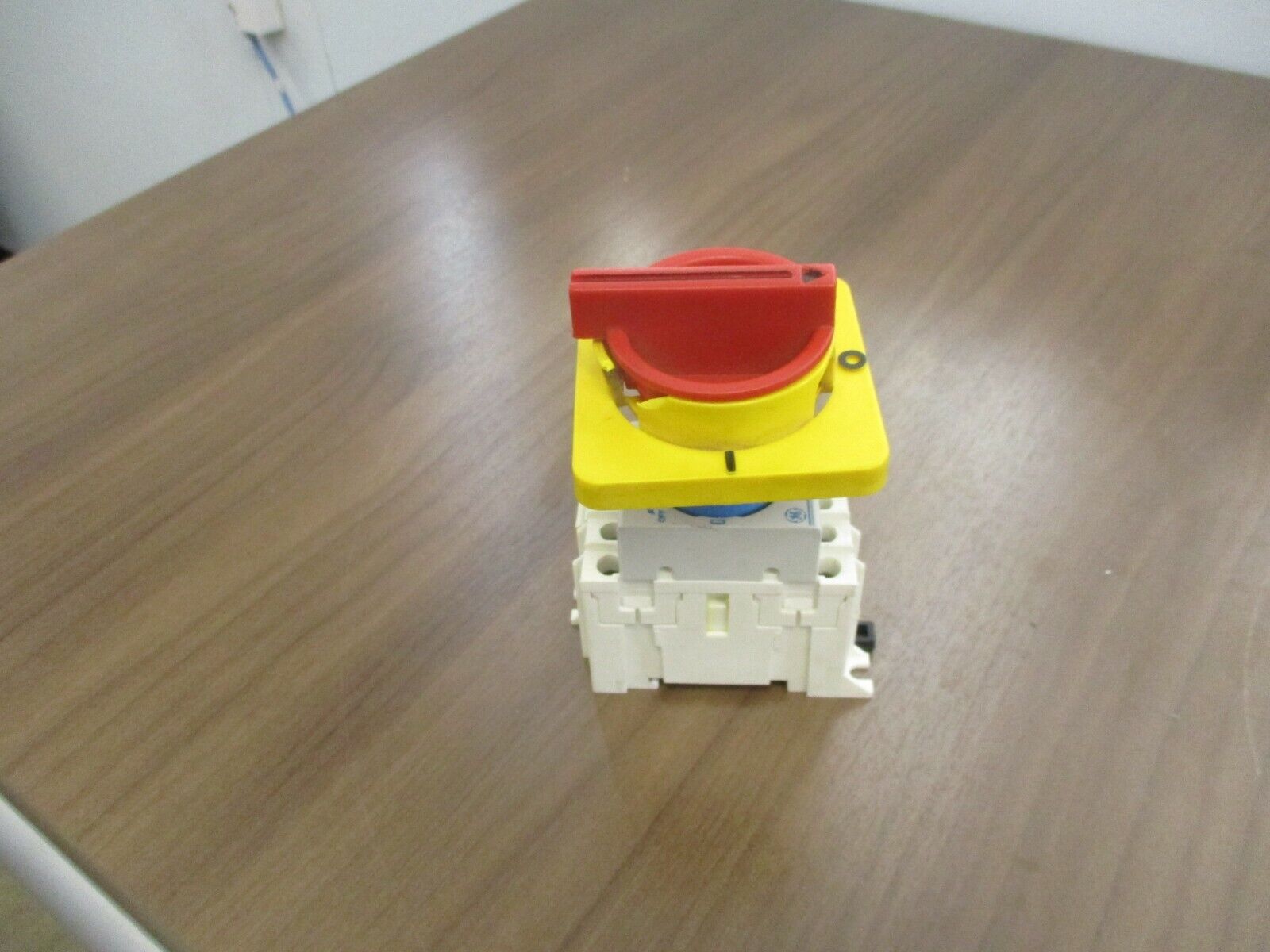 GE Disconnect Switch DILOS 00 25A 690V 25A *Cracked Switch Cover* Used