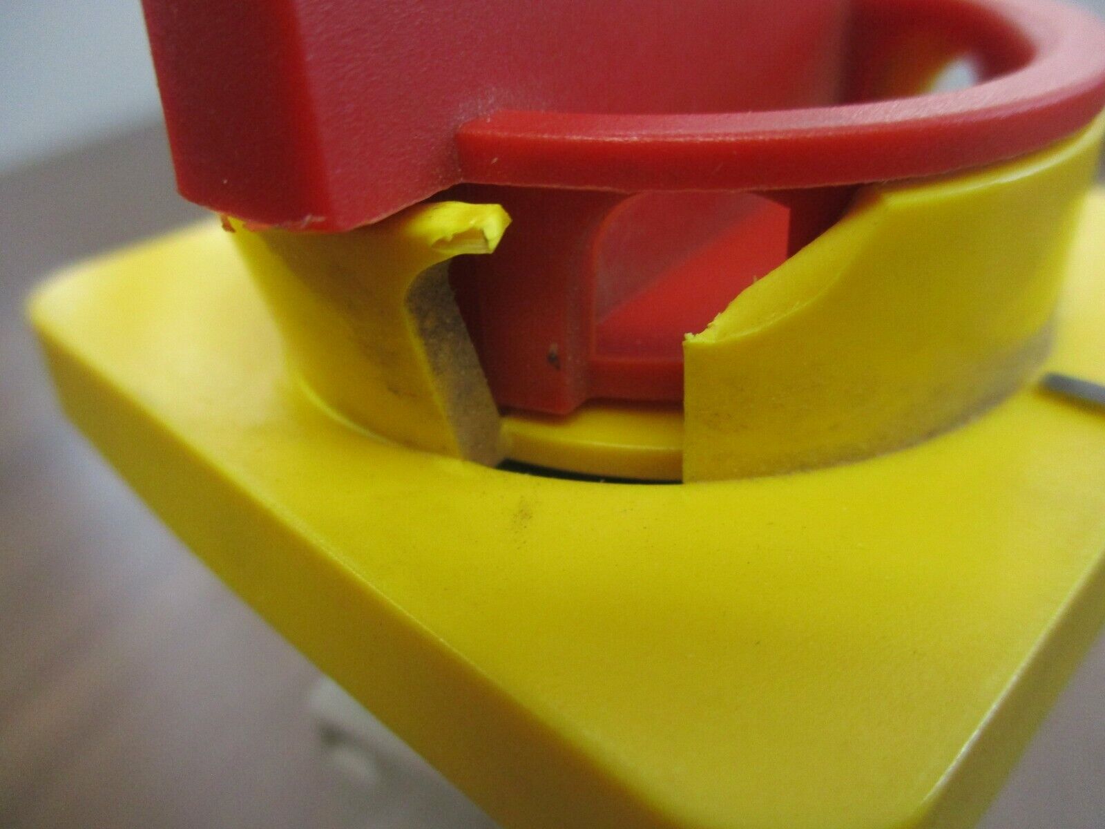 GE Disconnect Switch DILOS 00 25A 690V 25A *Cracked Switch Cover* Used