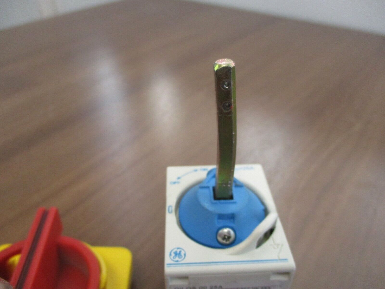 GE Disconnect Switch DILOS 00 25A 690V 25A *Cracked Switch Cover* Used