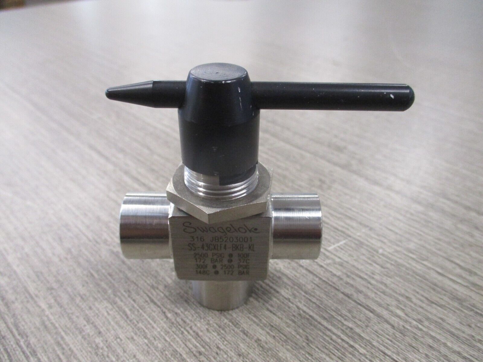 Stainless Steel 3-Way Valve SS-43GXLF4-BKB-KL 2500 PSIG Used