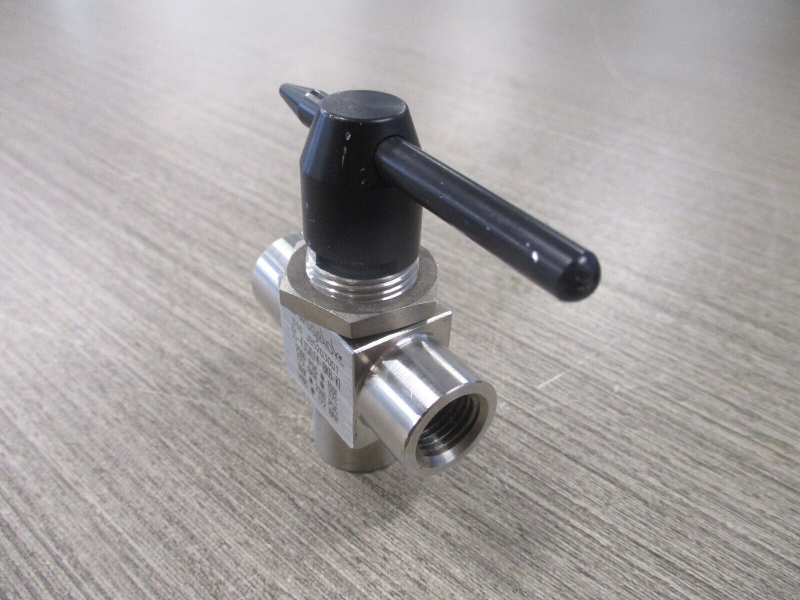 Stainless Steel 3-Way Valve SS-43GXLF4-BKB-KL 2500 PSIG Used