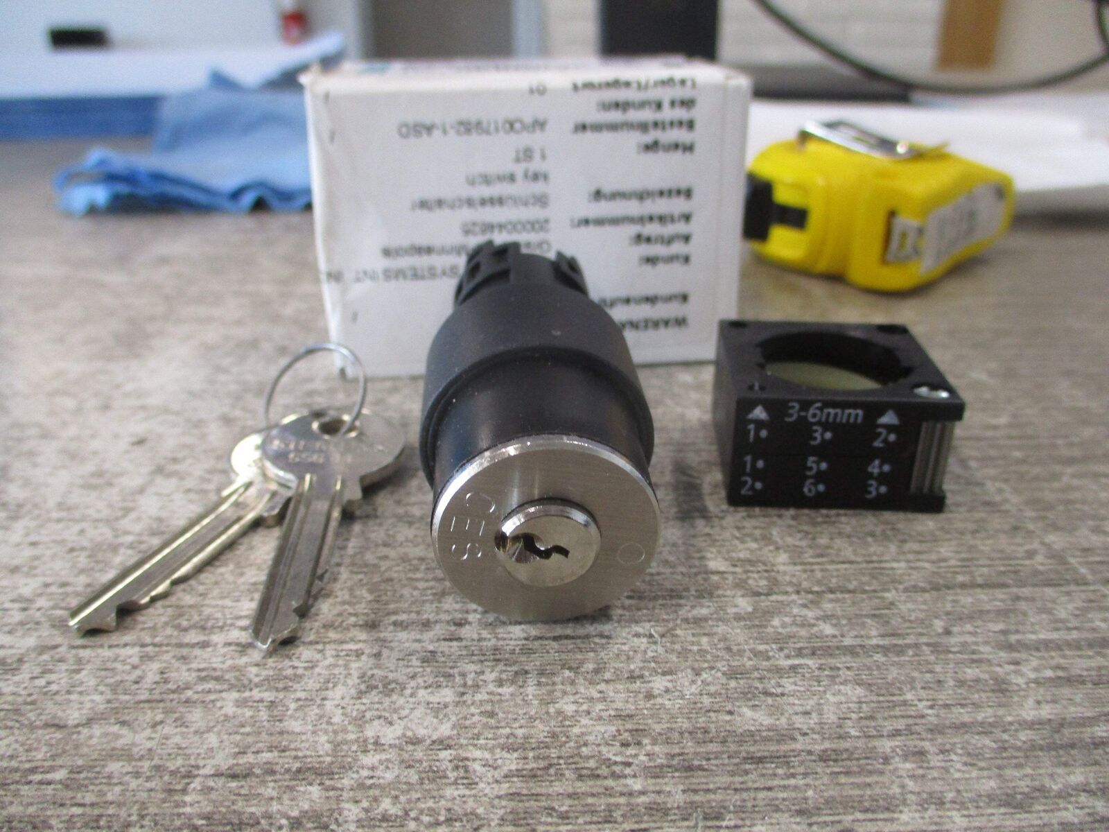 Siemens Key Operated Switch 3SB3 000-4LD01-Z New Surplus