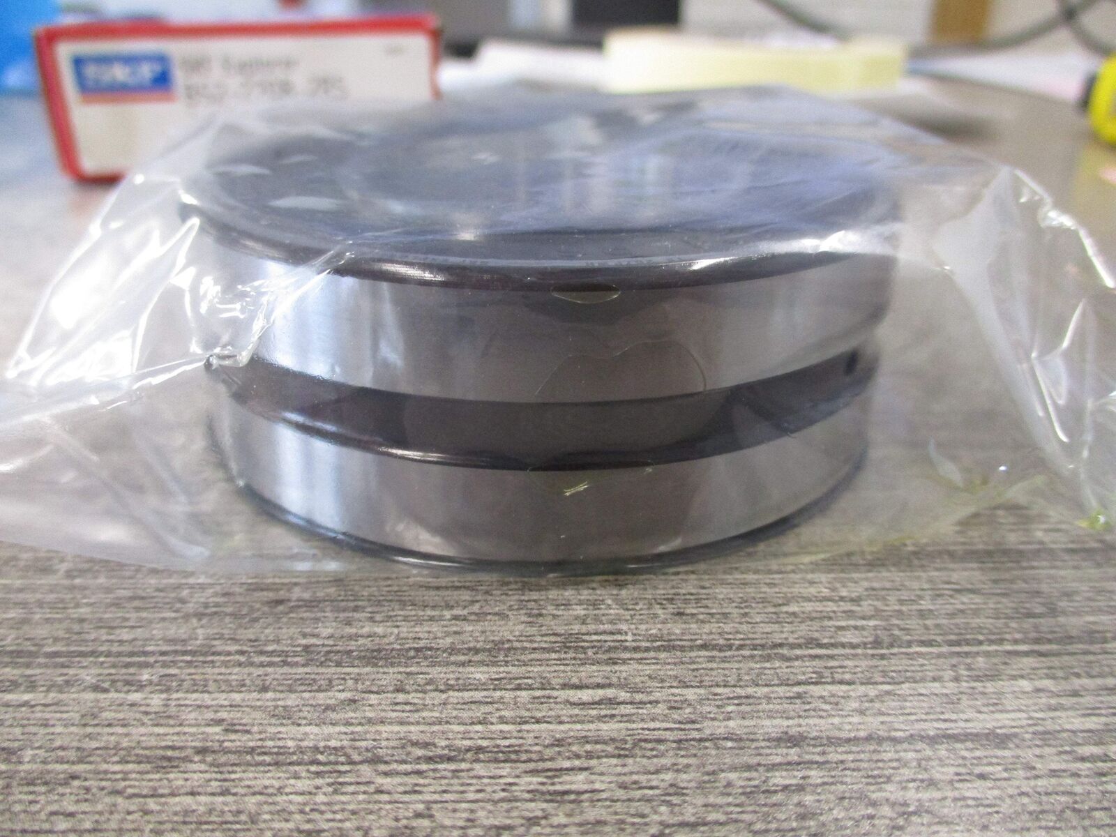 SKF Explorer Bearing BS2-2208-2RS/VT143 New Surplus