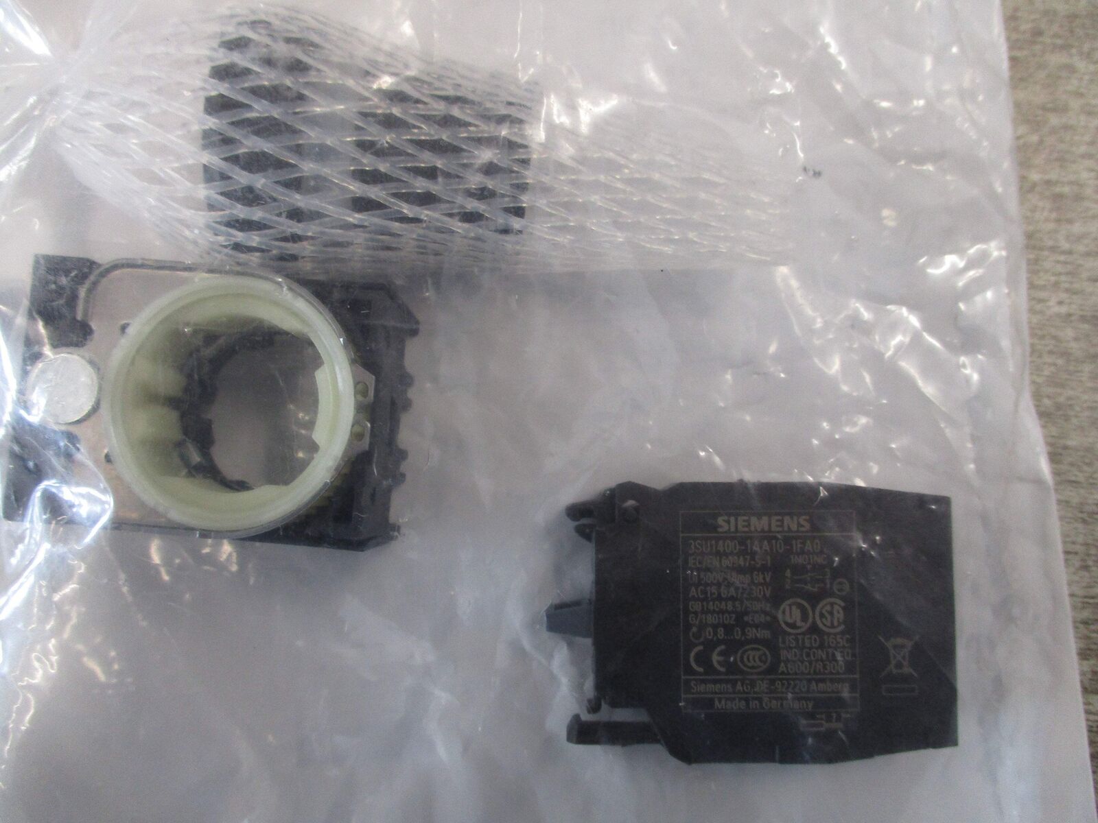Siemens Push Button 3SU1100-0AB10-1FA0 Type 3R,4X,12 Enclosure New Surplus