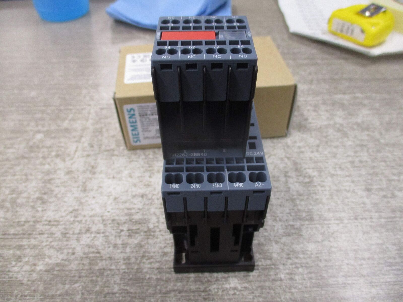Siemens Contactor 3RH2262-2BB40 24VDC Coil New Surplus