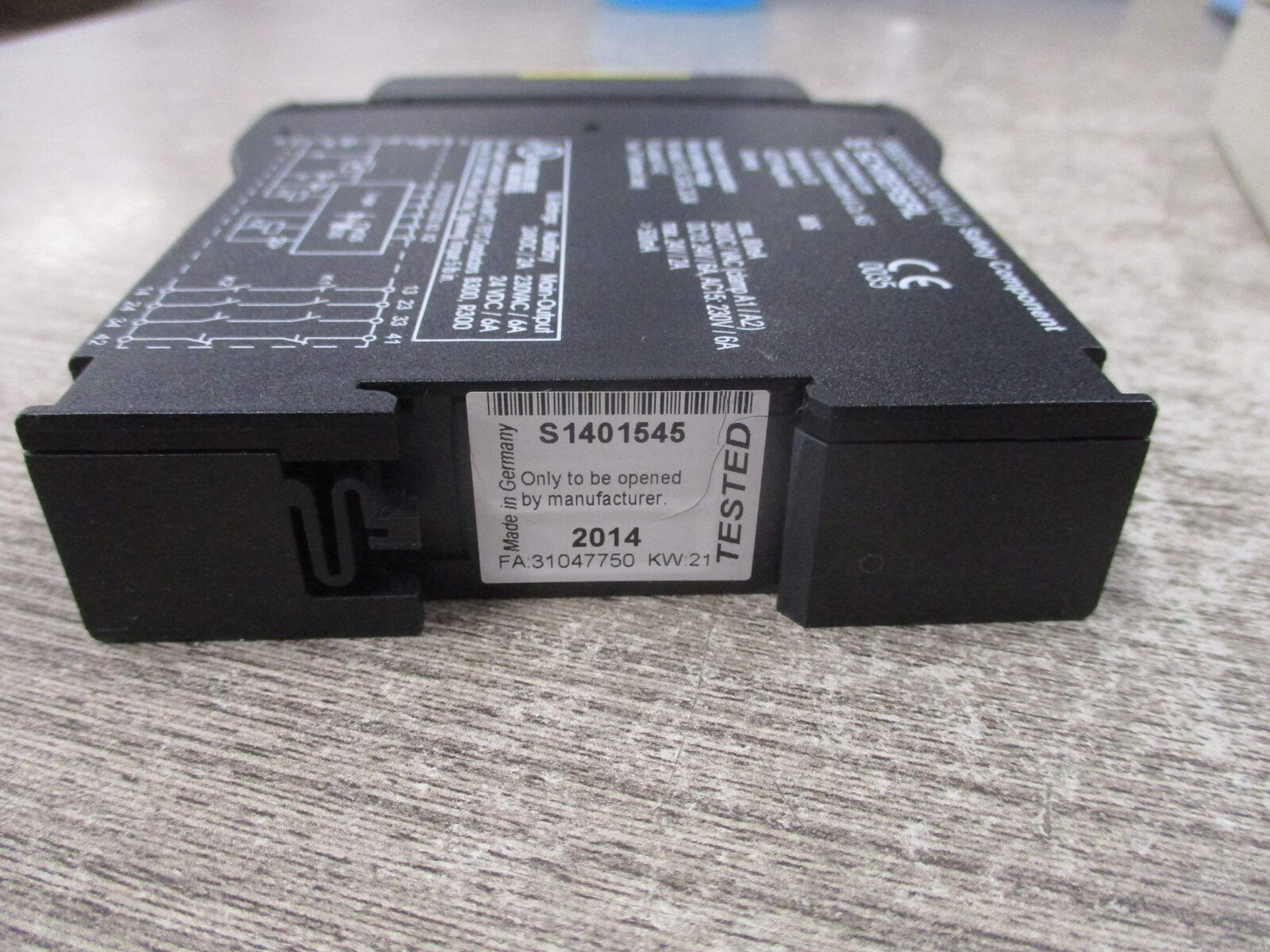 Schmersal Safety Relay 103002037 SRB301ST/CC-24V-(V.2) New Surplus