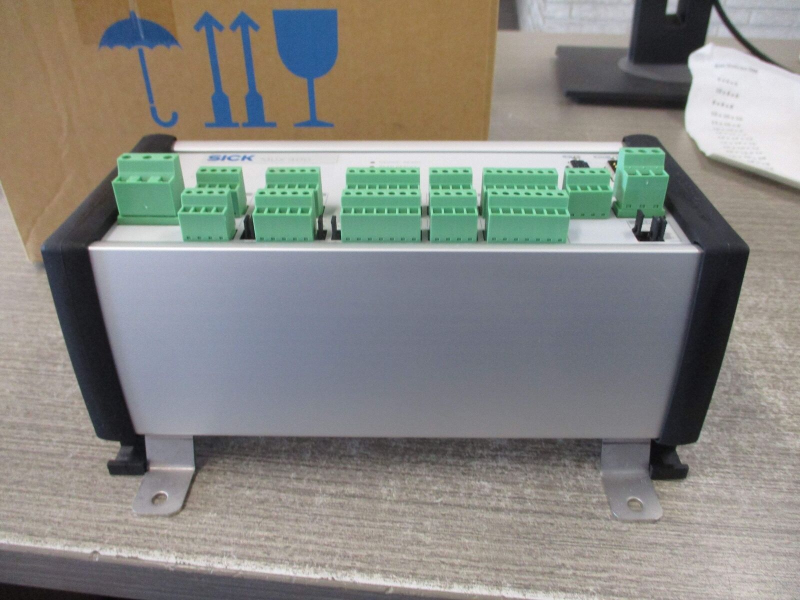 Sick MUX400-0000 Scanner Barcode Multiplexer 1 026 219 SW: V1.00 New Surplus
