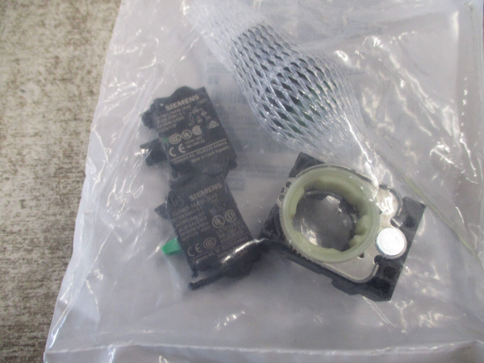 Siemens Illuminated Pushbutton 3SU1102-0AB40-3BA0 Type 3R/4X Enclosure Green New