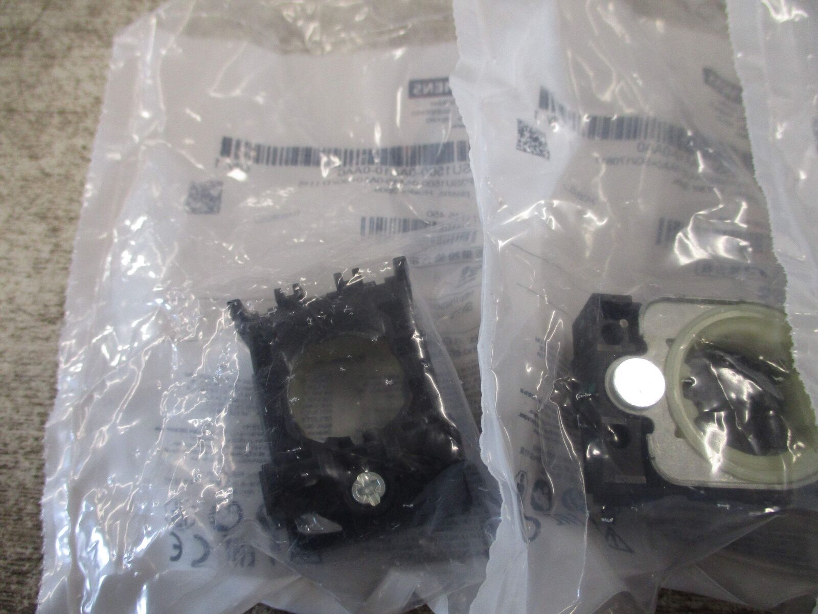 Siemens Holder 3SU1500-0AA10-0AA0 * Lot of 4 * New Surplus