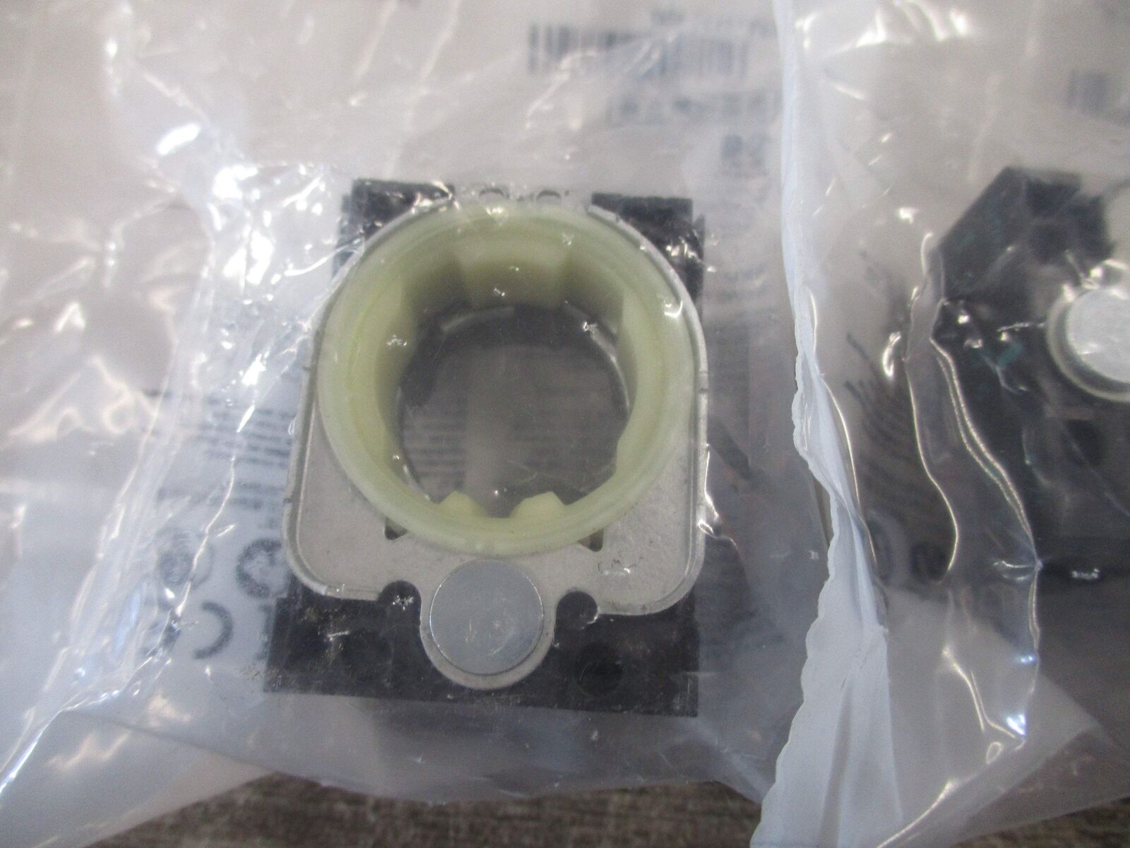 Siemens Holder 3SU1500-0AA10-0AA0 * Lot of 4 * New Surplus