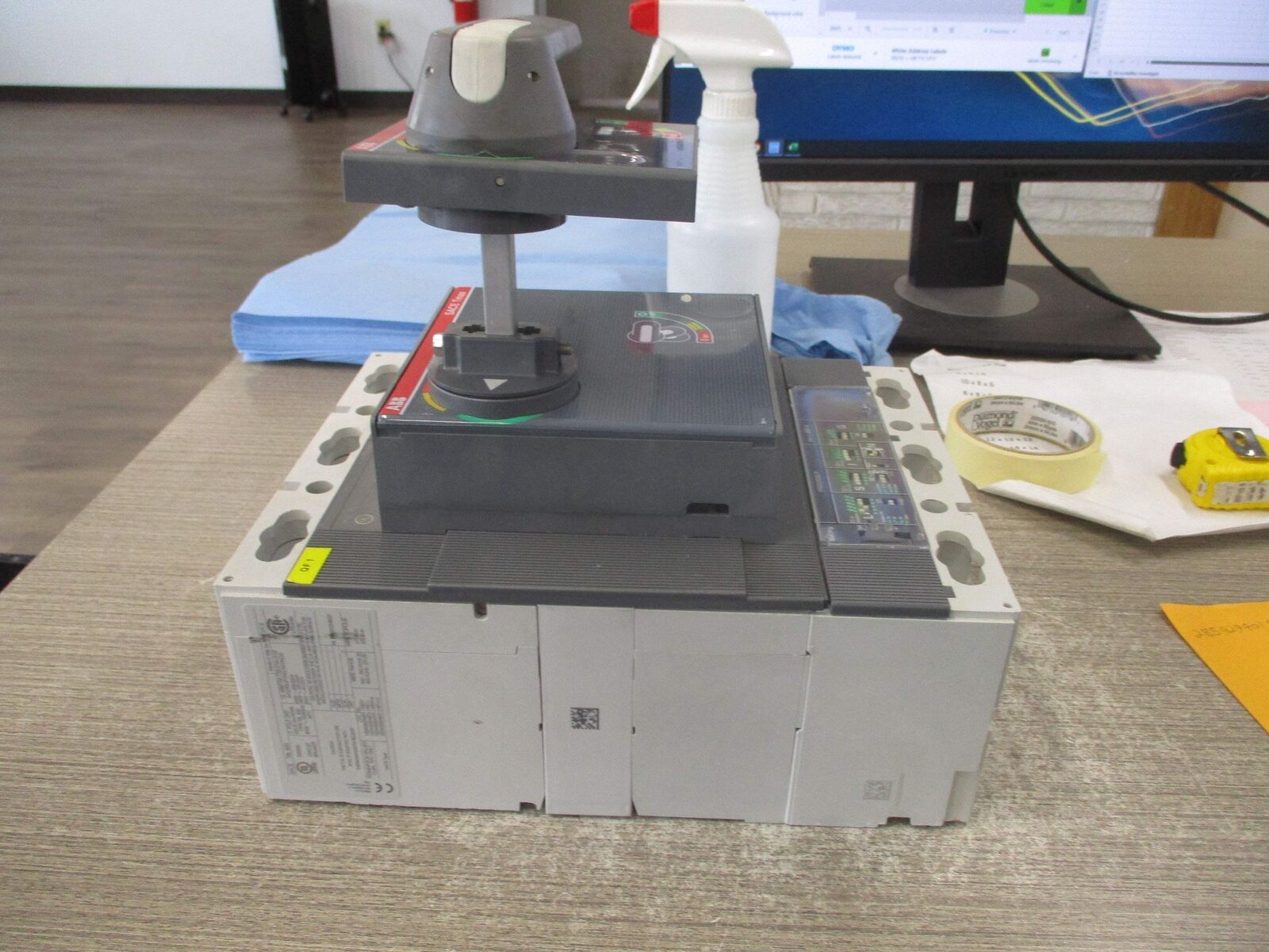 ABB SACE Tmax Breaker Disconnect T6L 800 PR222DS/P 800A 600V 3P * Chipped Corner