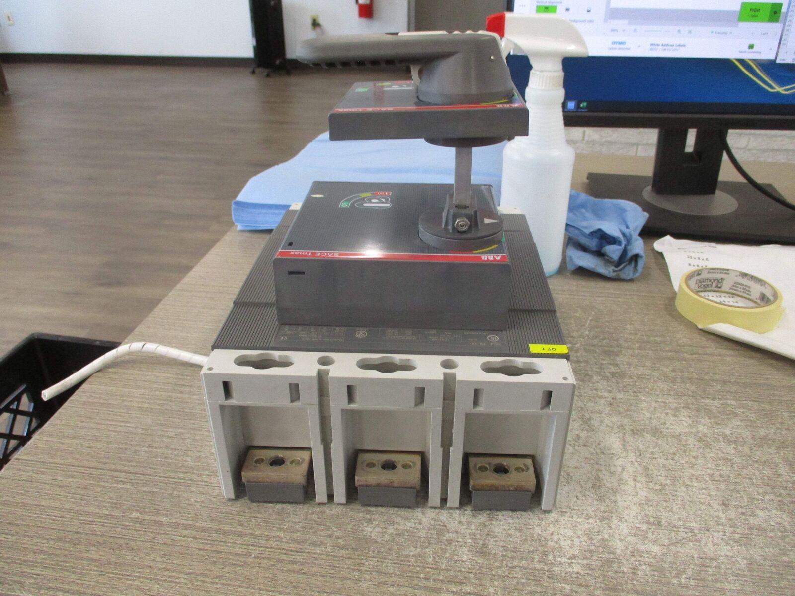 ABB SACE Tmax Breaker Disconnect T6L 800 PR222DS/P 800A 600V 3P * Chipped Corner