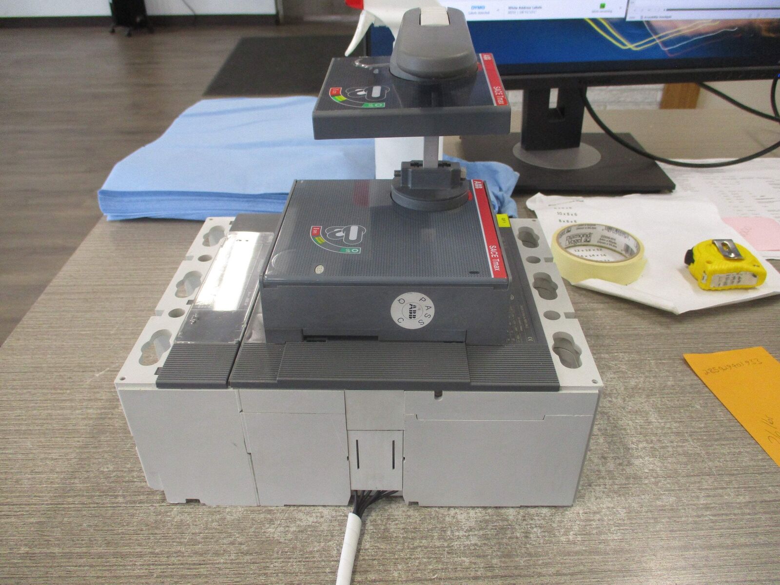 ABB SACE Tmax Breaker Disconnect T6L 800 PR222DS/P 800A 600V 3P * Chipped Corner