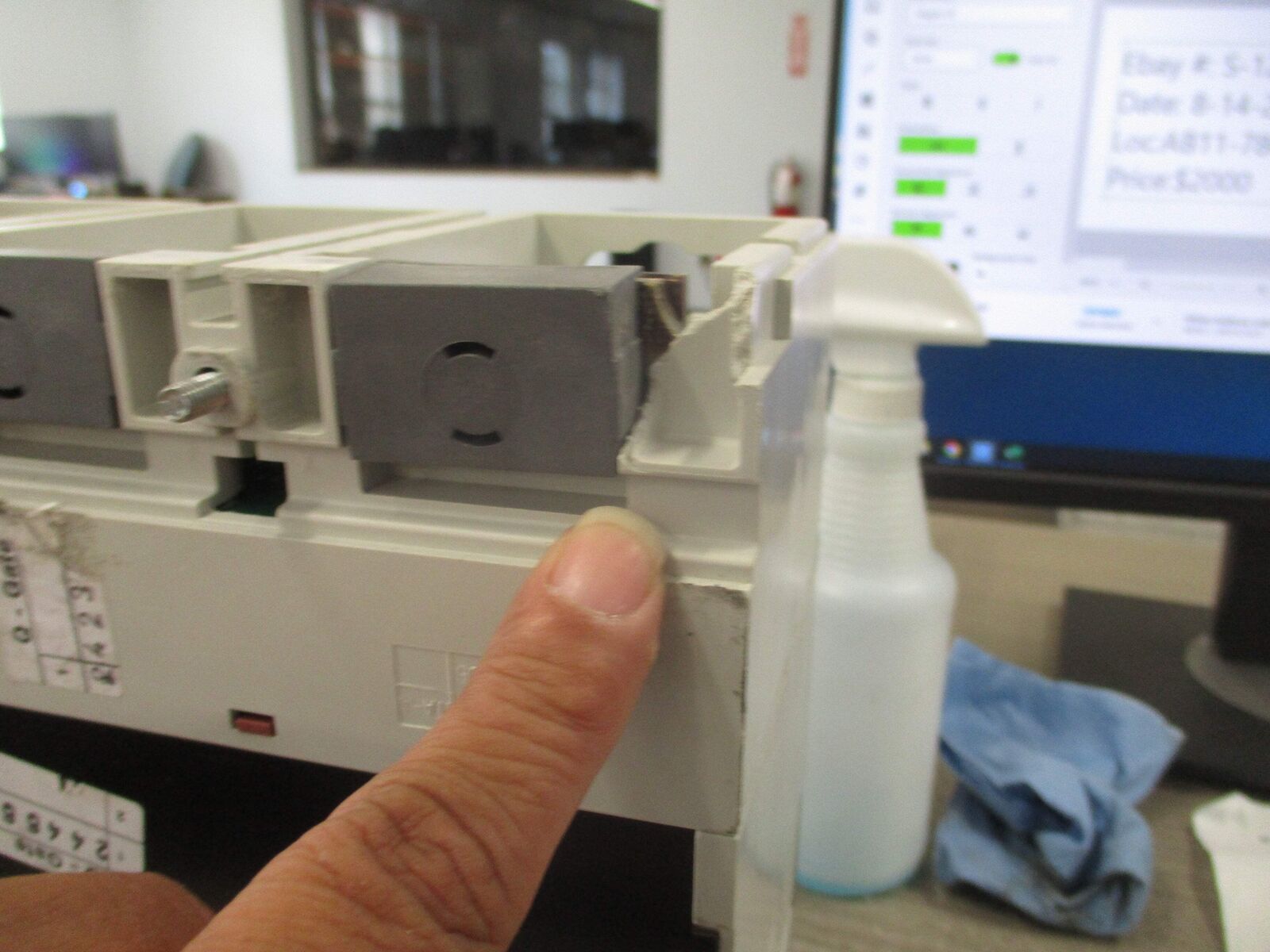 ABB SACE Tmax Breaker Disconnect T6L 800 PR222DS/P 800A 600V 3P * Chipped Corner